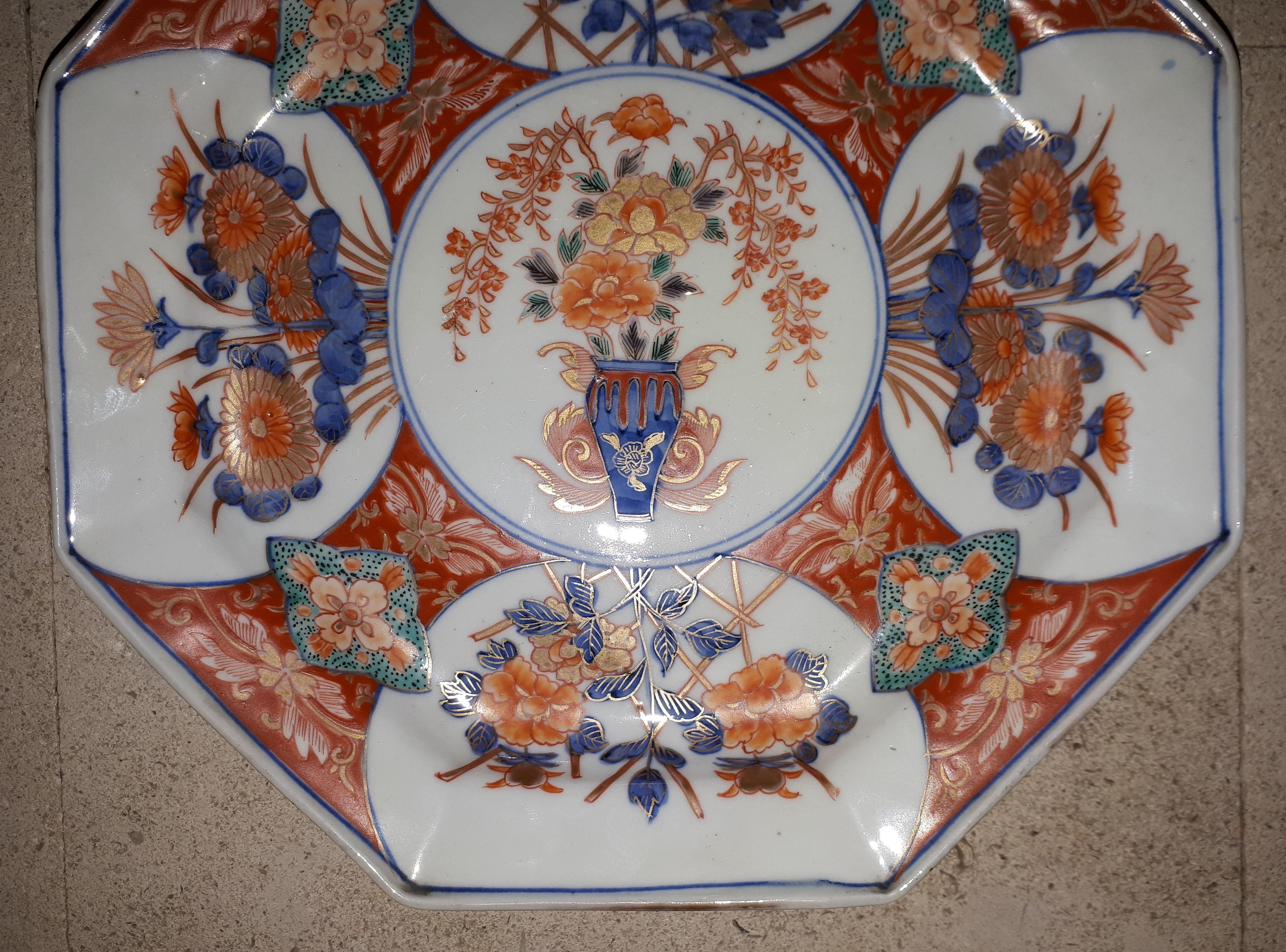 Japanese Arita Porcelain Dish With Imari Vase Decor, Japan Edo Period For Sale 3