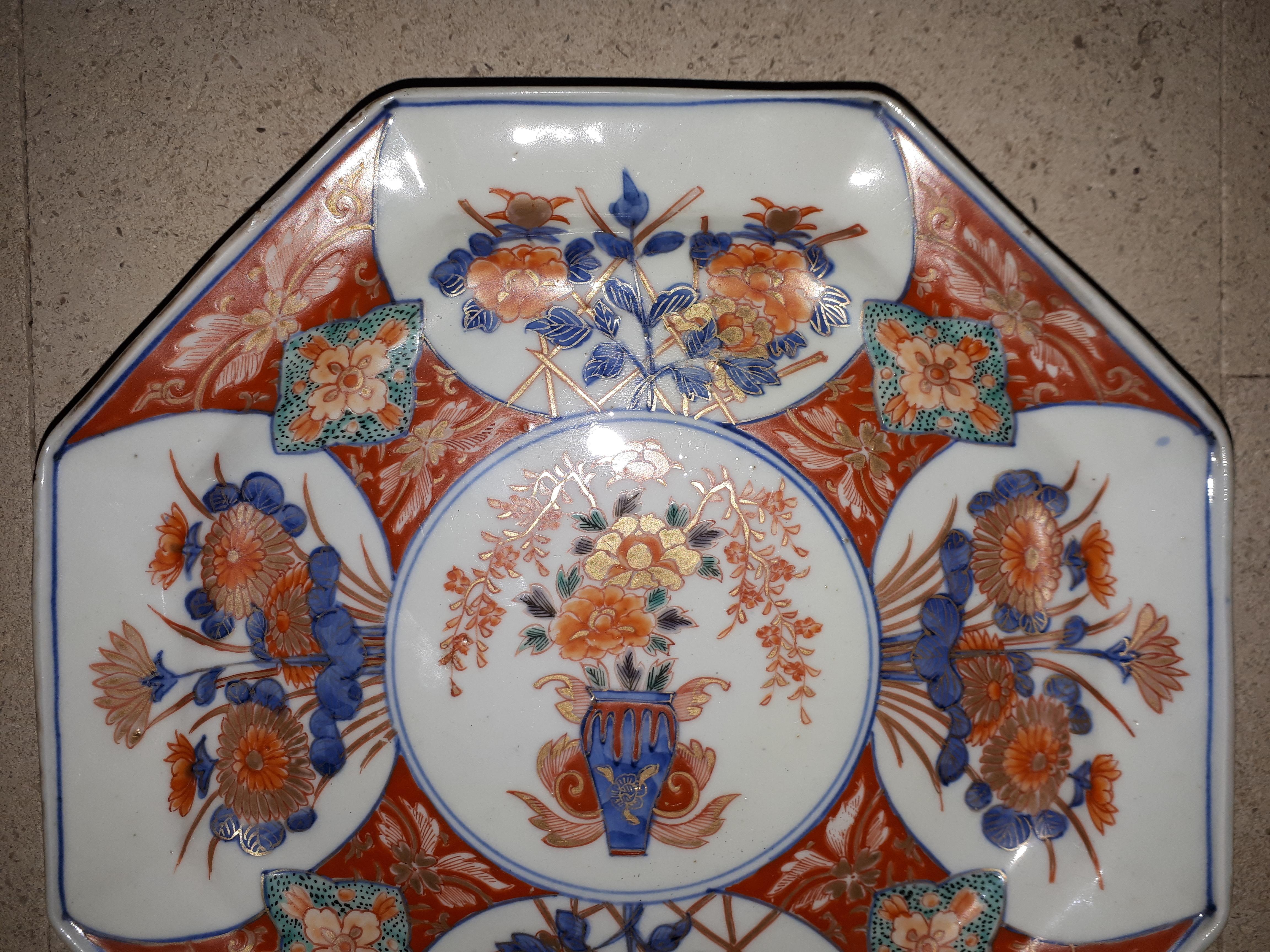 Japanese Arita Porcelain Dish With Imari Vase Decor, Japan Edo Period For Sale 4