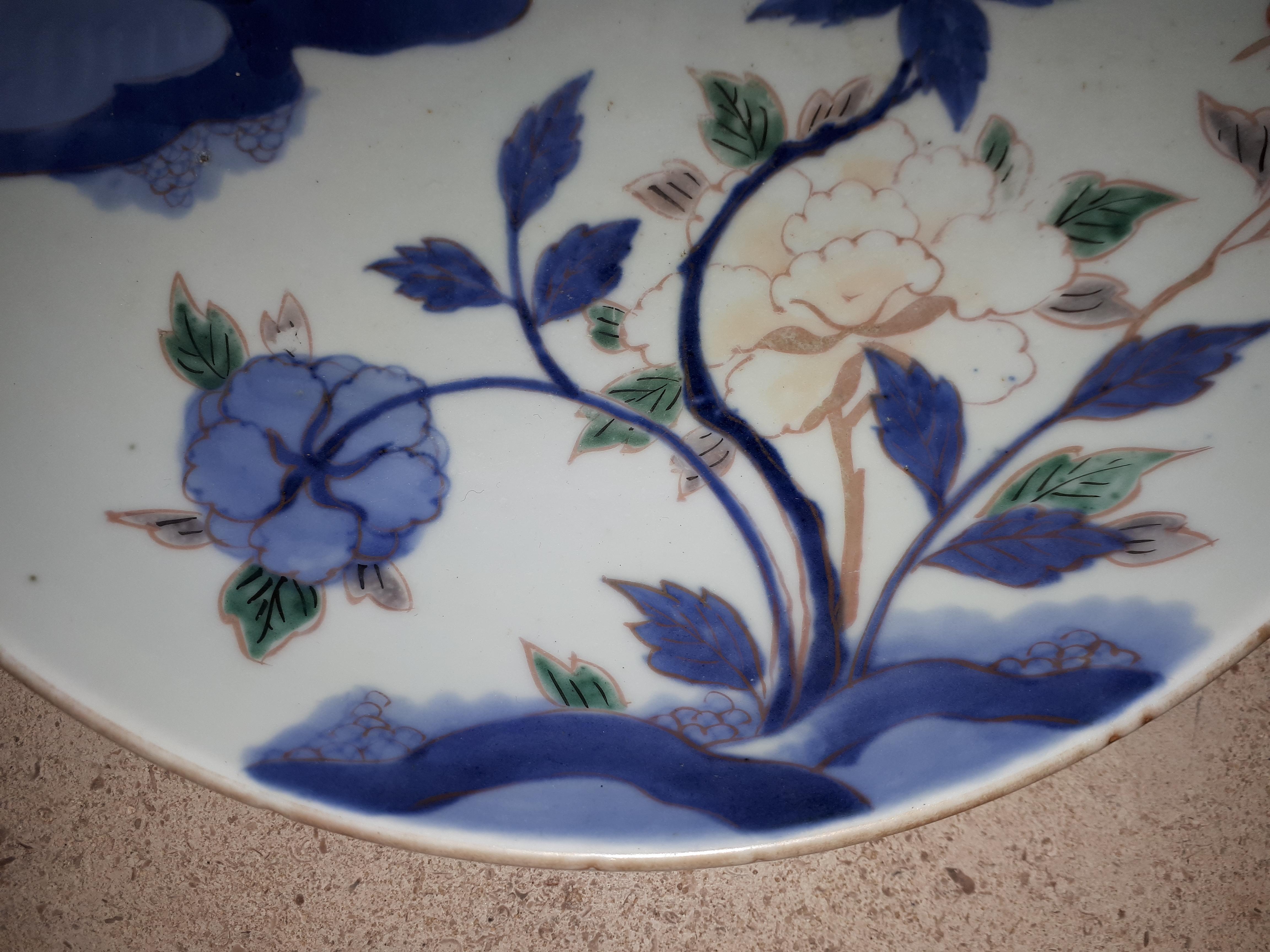 Japanese Arita porcelain dish with peony design, Japan Edo period In Good Condition For Sale In Saverne, Grand Est