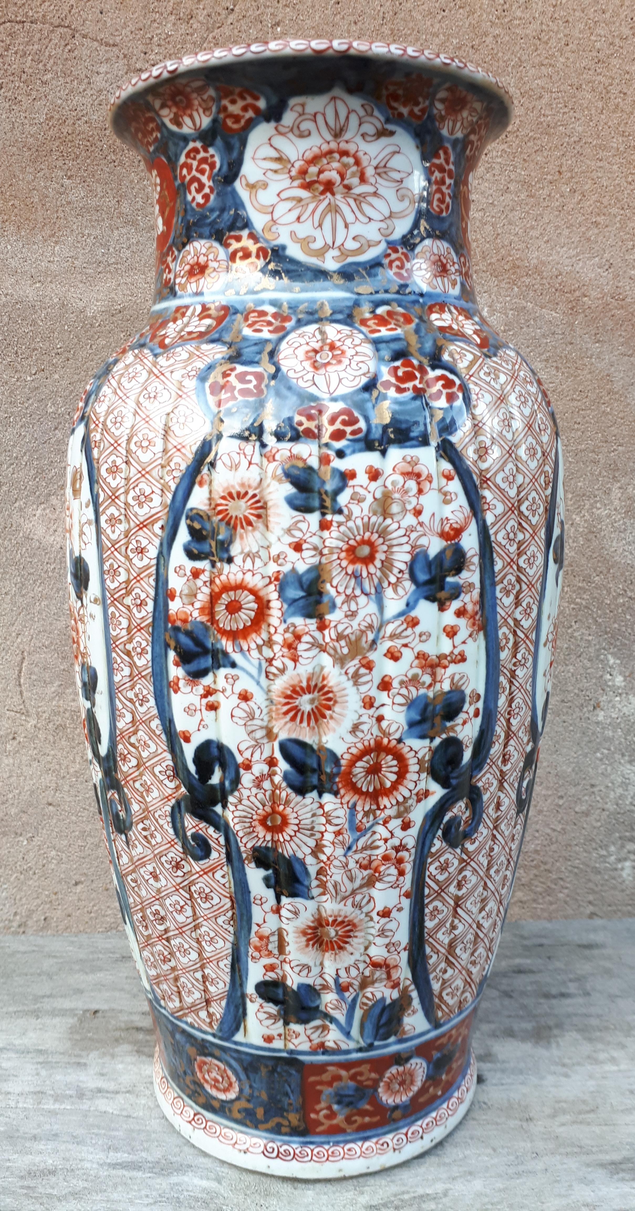 Bedeutende Vase aus Arita-Porzellan mit blauem, korallenrotem und goldenem Dekor aus Blumen in Reserven auf einem Hintergrund aus Gittern und Blattwerk.
Japan, 18. Jahrhundert.