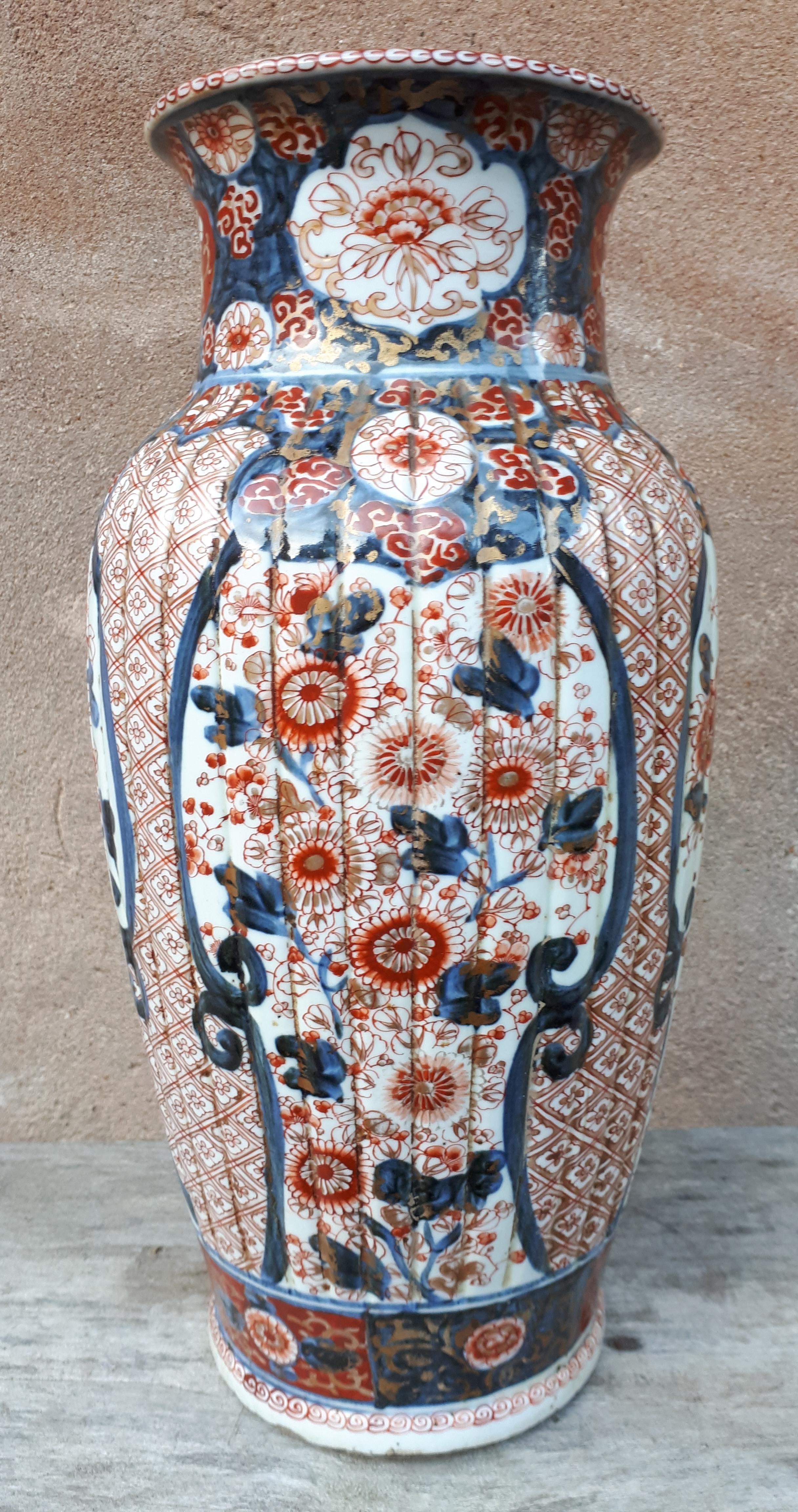 Japanese Arita Porcelain Vase with Imari Decoration, Japan Edo Period In Good Condition For Sale In Saverne, Grand Est