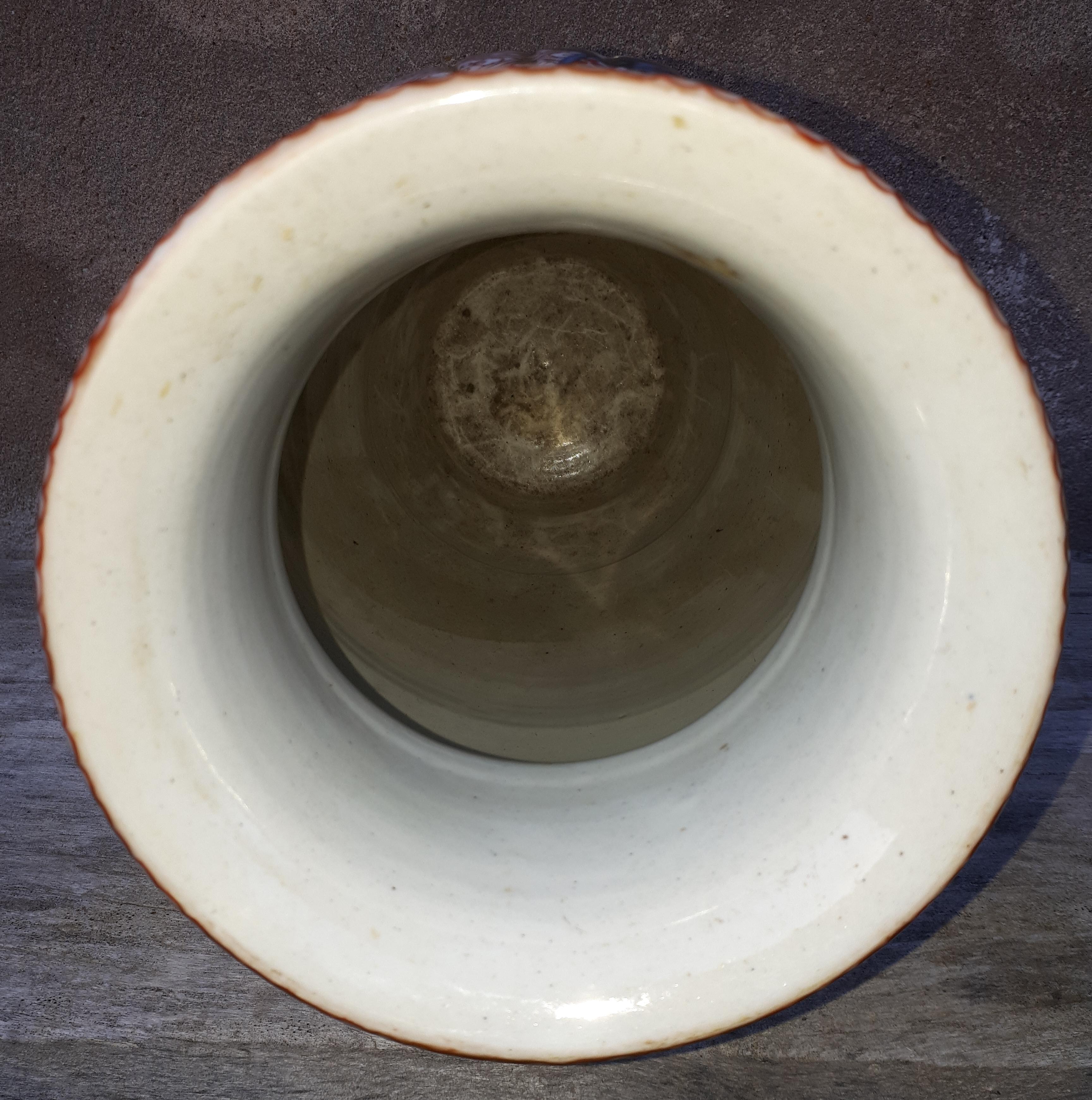 Japanese Arita Porcelain Vase with Imari Decoration, Japan Edo Period For Sale 2