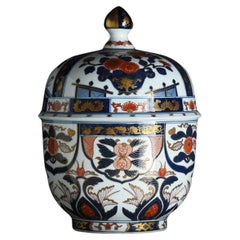 Vintage Japanese Arita ":Somenishiki Madori Souka" ornamental vase with lid