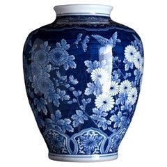 Japanische handgefertigte japanische Arita-Vase „Sometsuke Damigiku“