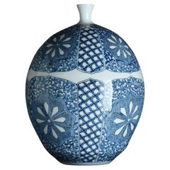 Japanische handgefertigte japanische Arita-Vase „Sometsuke Karakusabana“