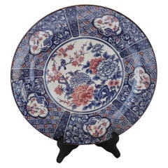 Japanische japanische Platte aus Arita-Ware in Blau und Weiß mit rosa und weißen Chrysanthemen