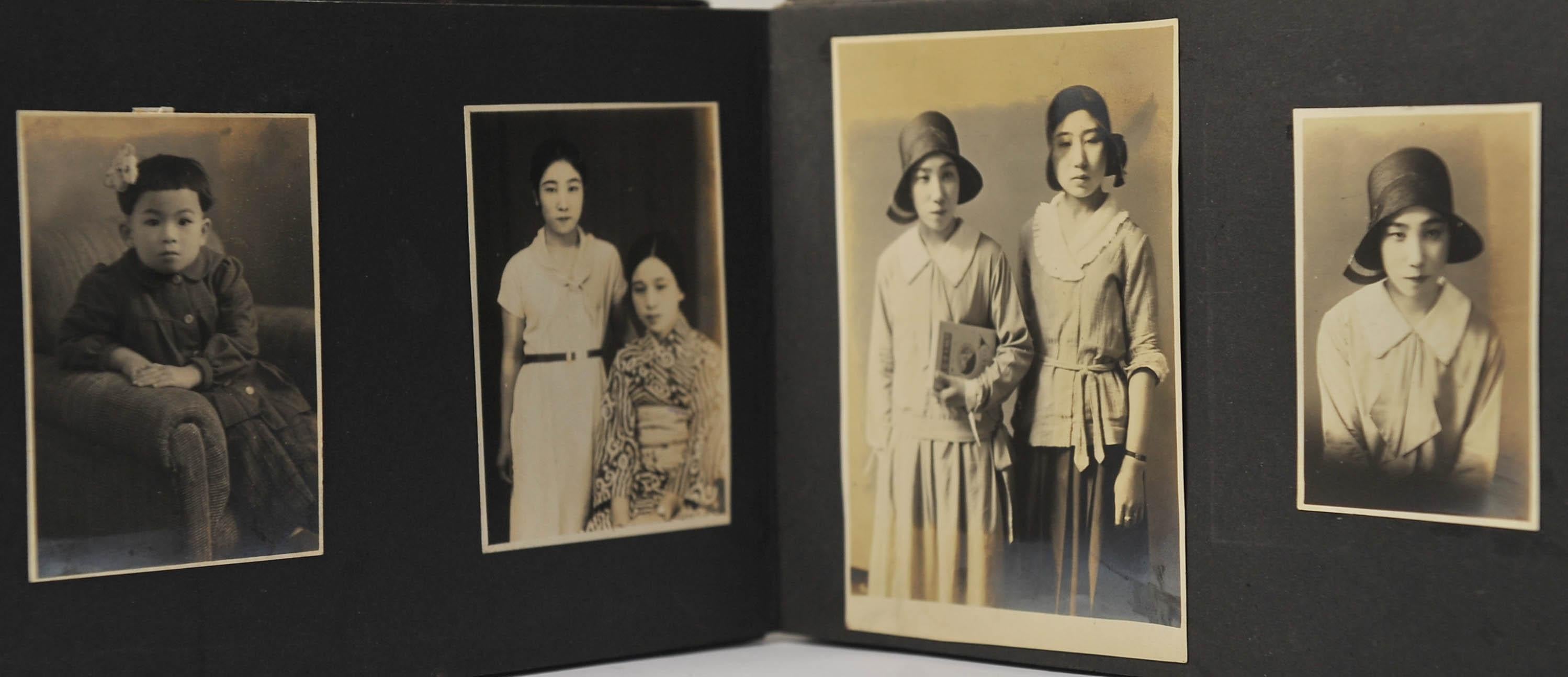 Papier Album photo japonais Art déco du début du 20e siècle avec photos incluses en vente