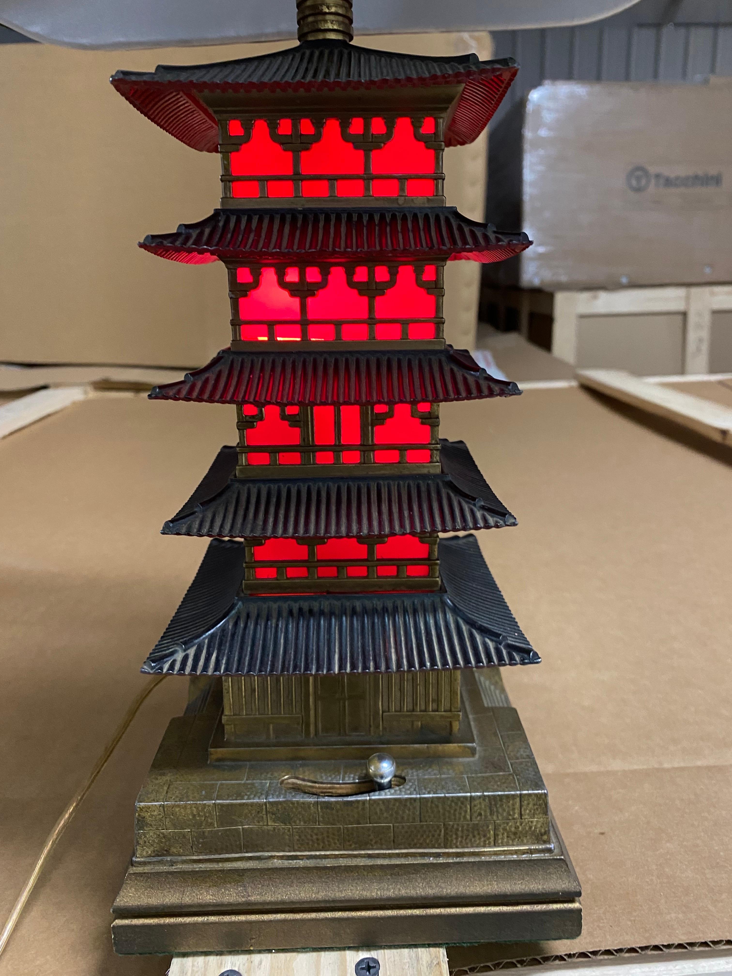 Japanese Art Deco Pagoda Lamp, 20th Century For Sale 8