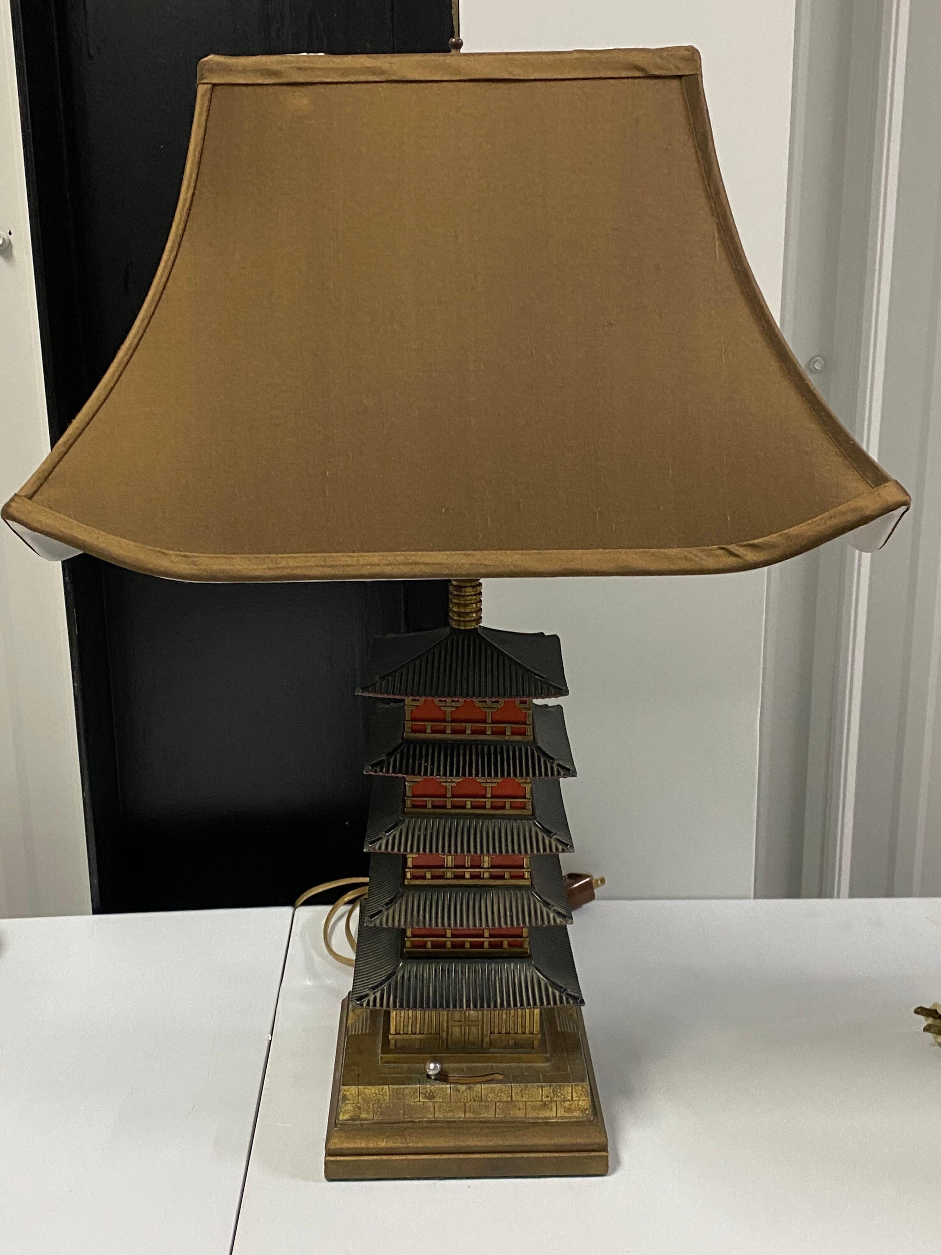 Japanese Art Deco Pagoda Lamp, 20th Century For Sale 1
