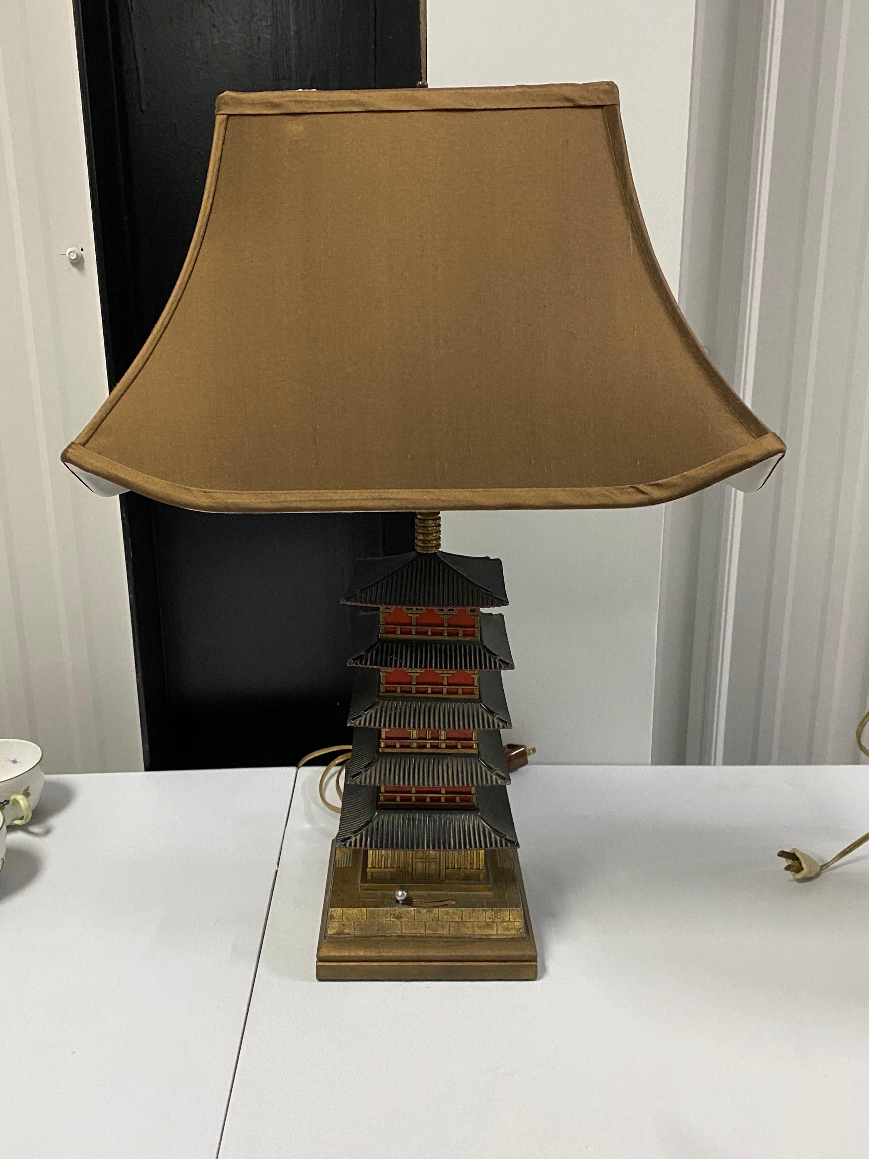 Japanese Art Deco Pagoda Lamp, 20th Century For Sale 2
