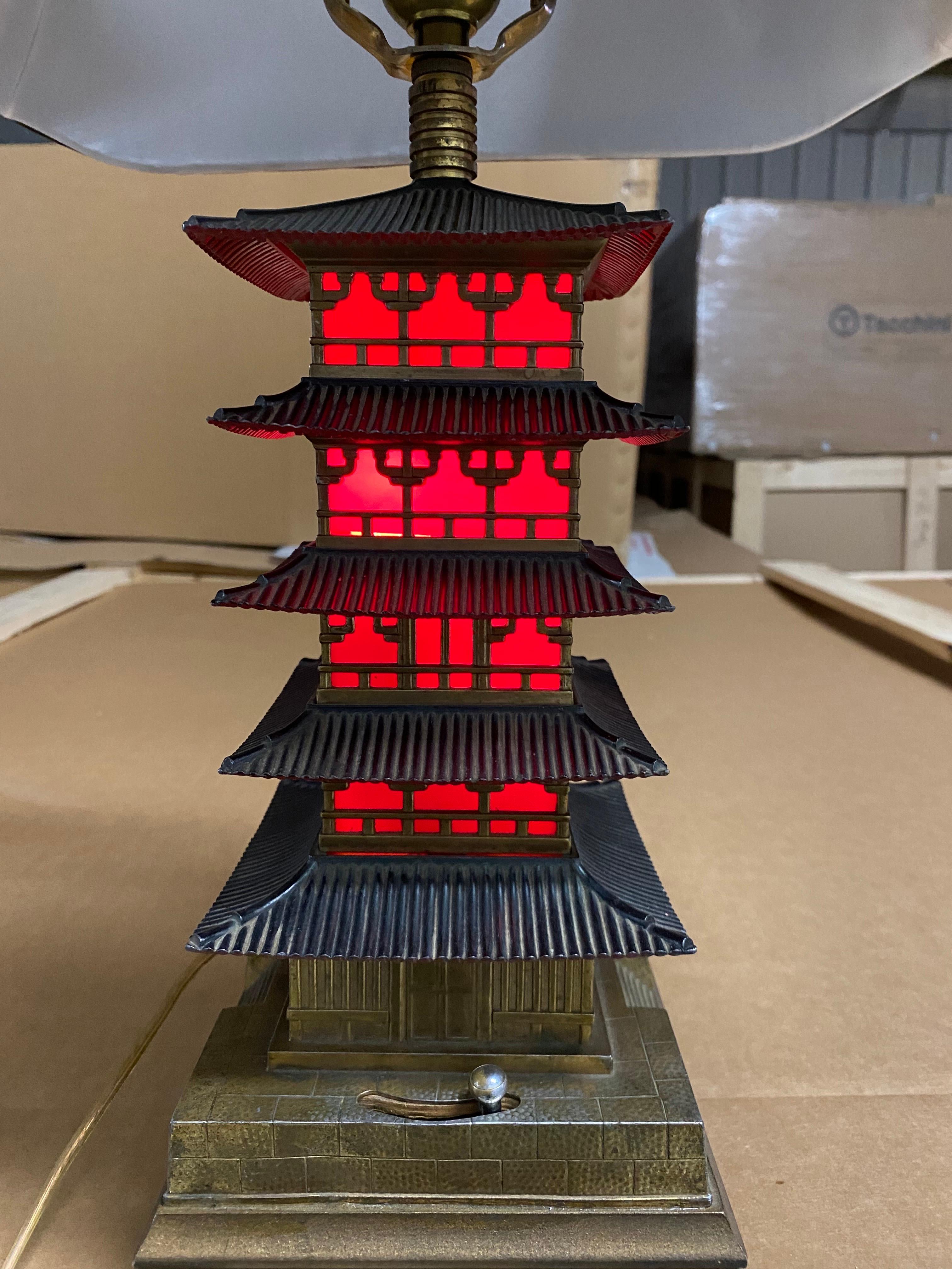 Japanese Art Deco Pagoda Lamp, 20th Century For Sale 3