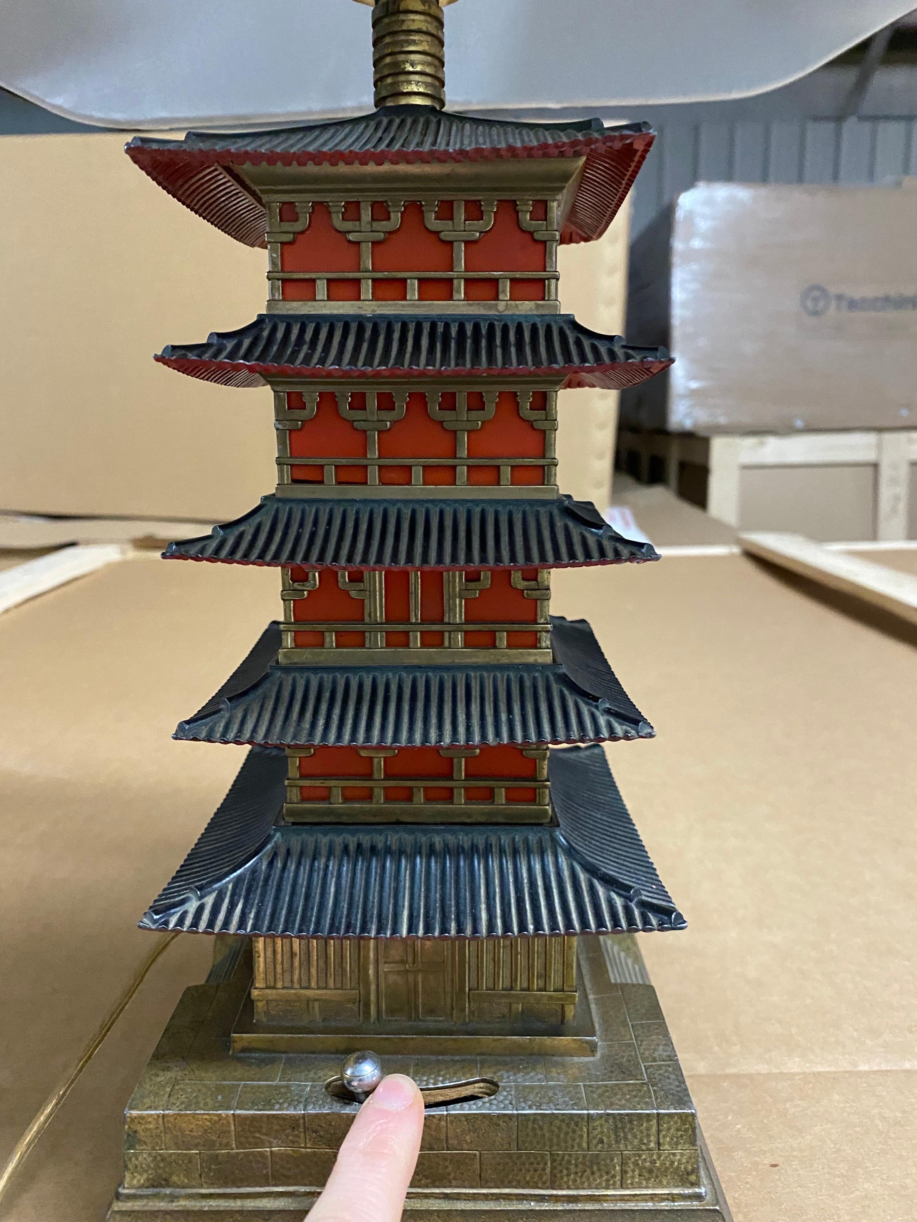 Japanese Art Deco Pagoda Lamp, 20th Century For Sale 4