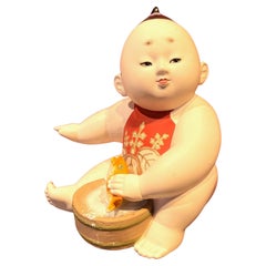Ningyô Hakata de la période Showa, représentant un garçon tenant un poisson, vers 1920 1920