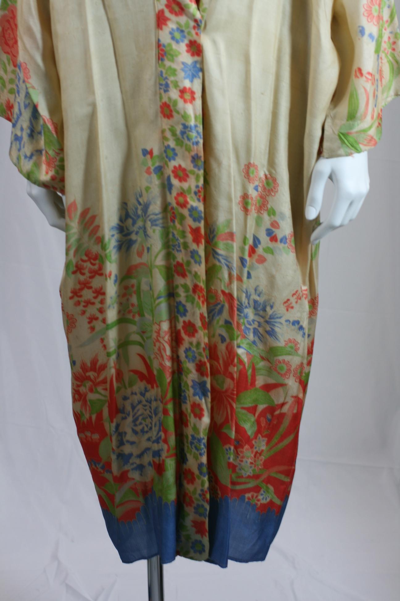 Japanese Art Deco Silk Pongee Lounge Robe In Excellent Condition In New York, NY