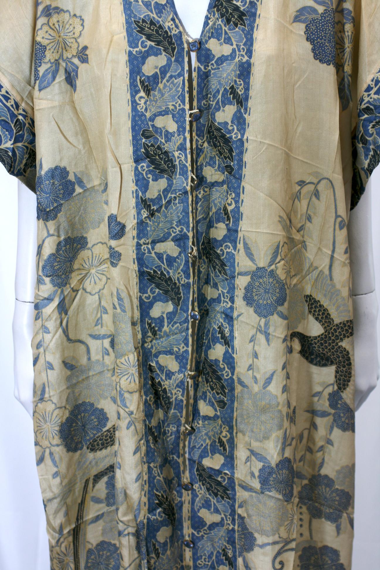 Printed silk pongee Art Deco lounging kimono of Japanese manufacture for the western market 1920s. The tan ground unusually printed in blues and black imitating japans blue and white porcelain.
Wonderful unusual printed bird motifs. Unusual front