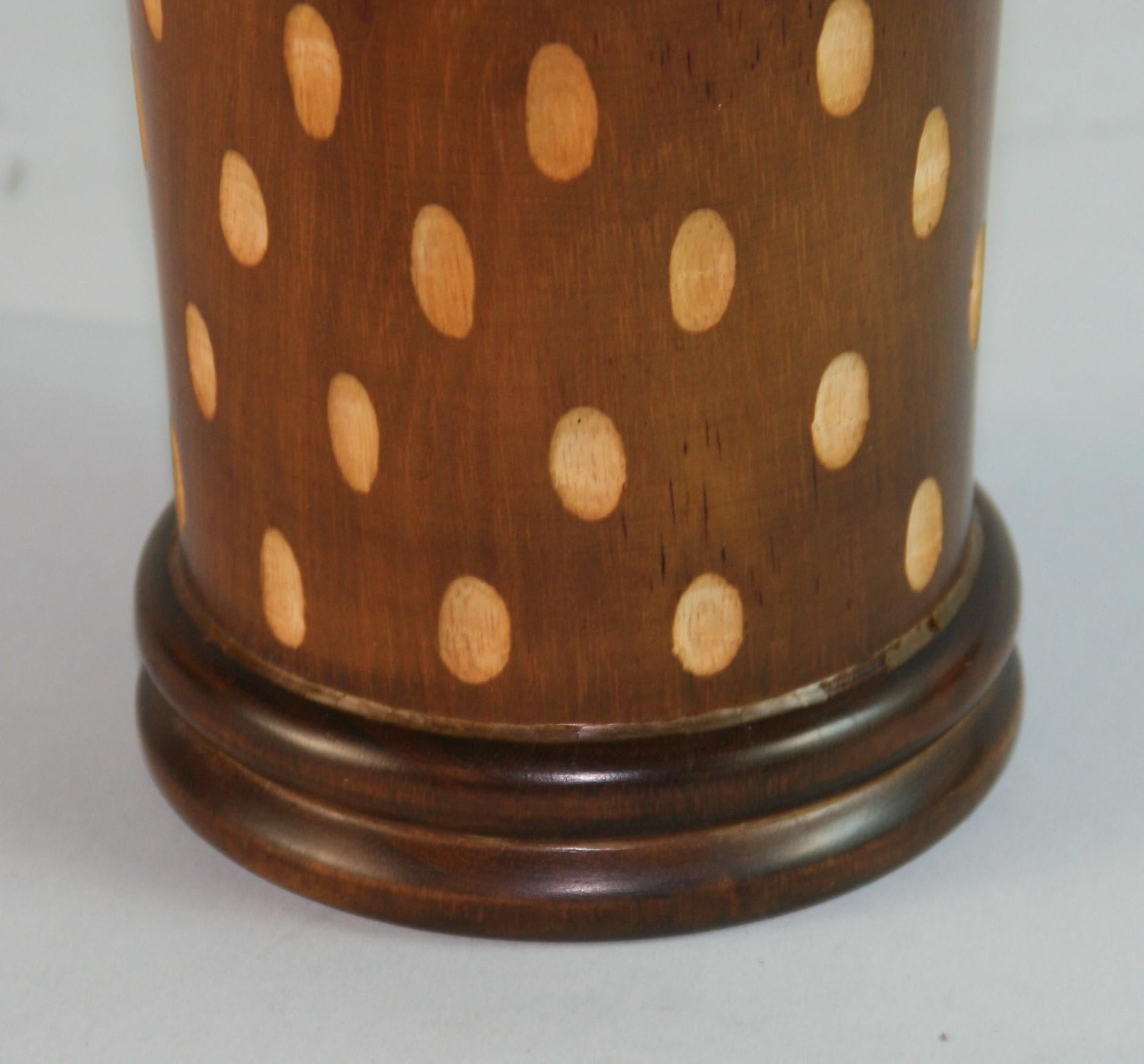 Jarrón de Madera Torneada a Mano Estilo Art Decó Japonés con Recortes Ovalados Incisos mediados del siglo XX en venta