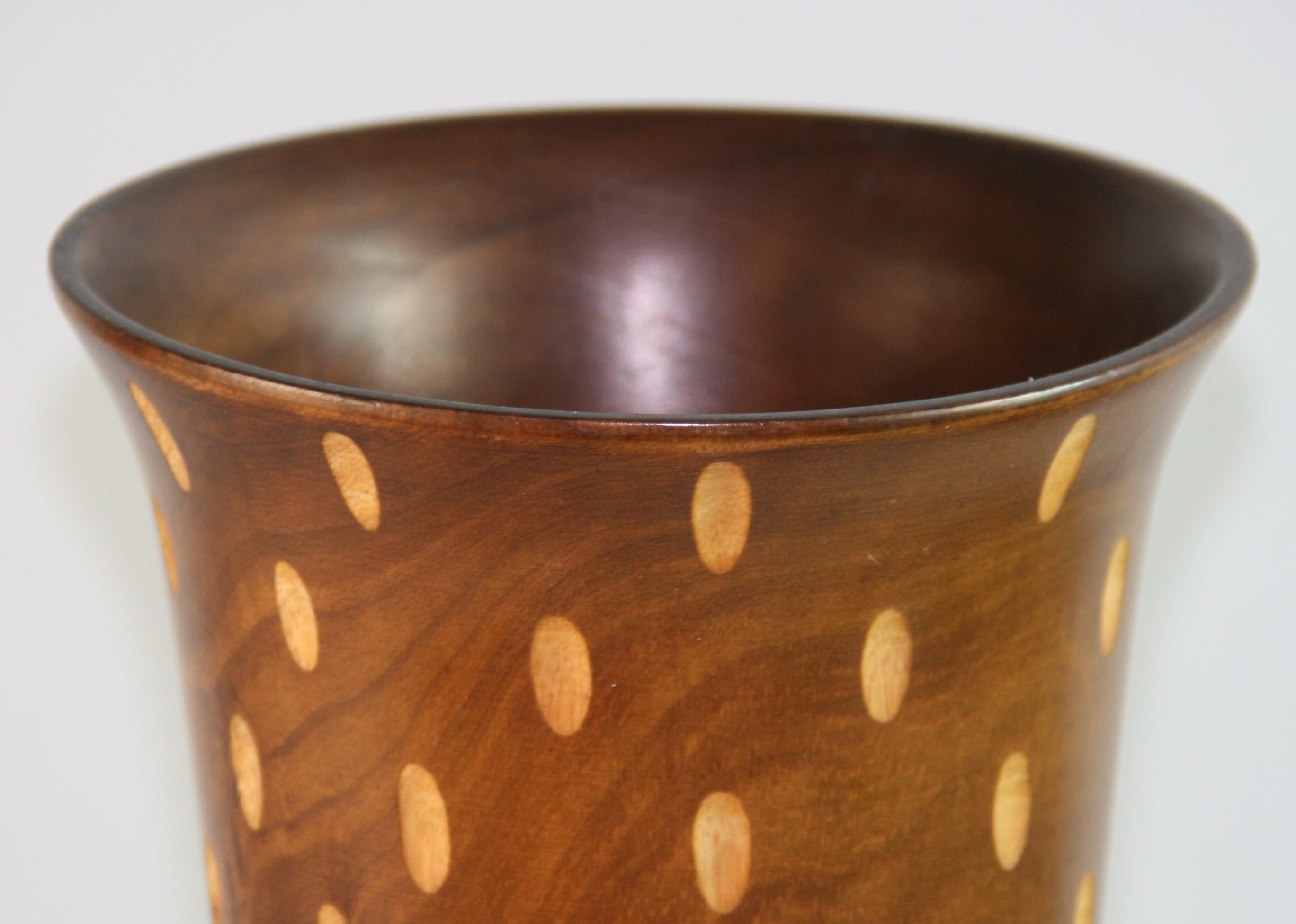 Jarrón de Madera Torneada a Mano Estilo Art Decó Japonés con Recortes Ovalados Incisos Madera dura en venta