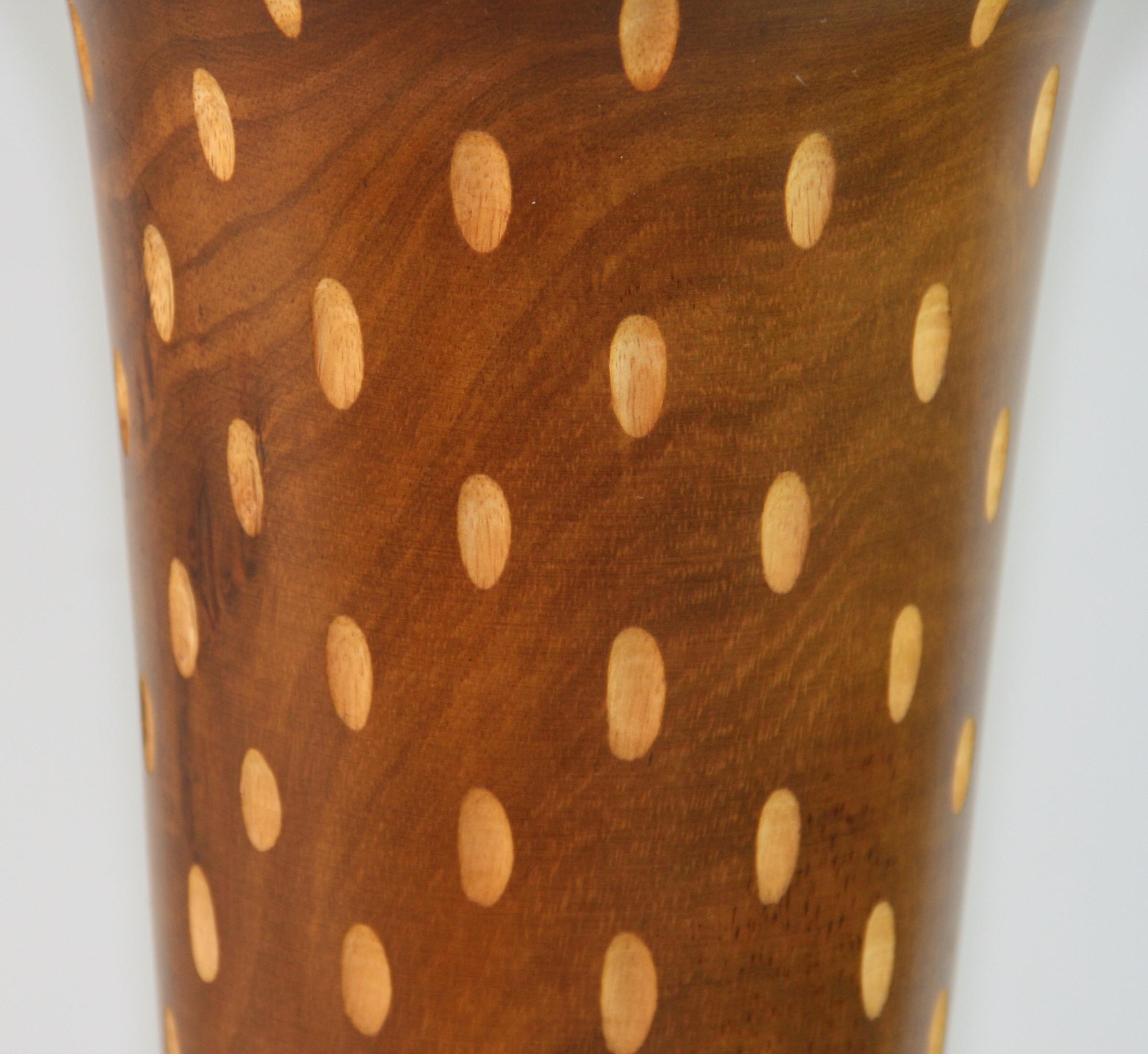 Jarrón de Madera Torneada a Mano Estilo Art Decó Japonés con Recortes Ovalados Incisos en venta 1