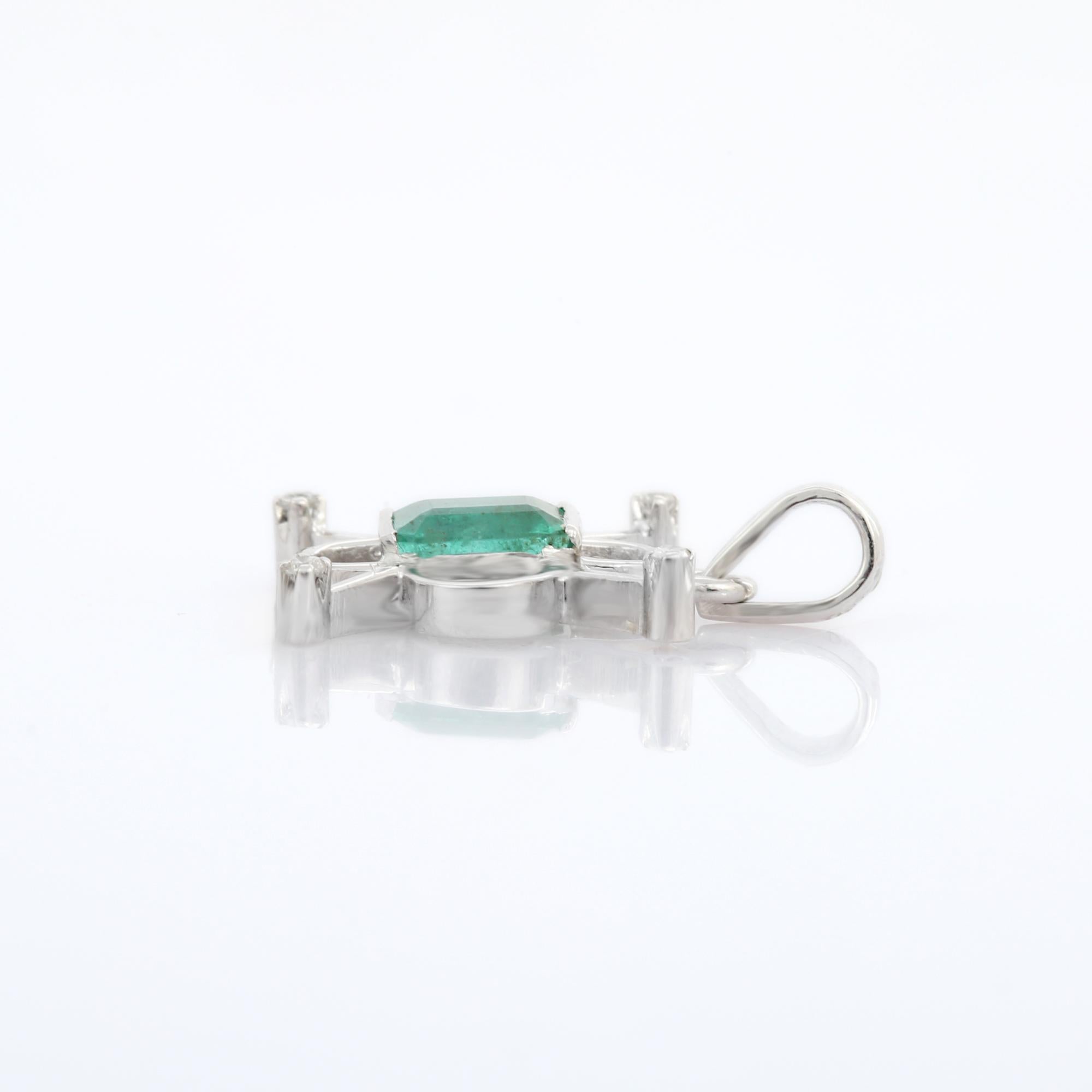 Pendentif en émeraude naturelle en or 18K. Il comporte une émeraude de taille octogonale constellée de diamants qui complètent votre look avec une touche décente. Les pendentifs sont utilisés pour être portés ou offerts pour représenter l'amour et