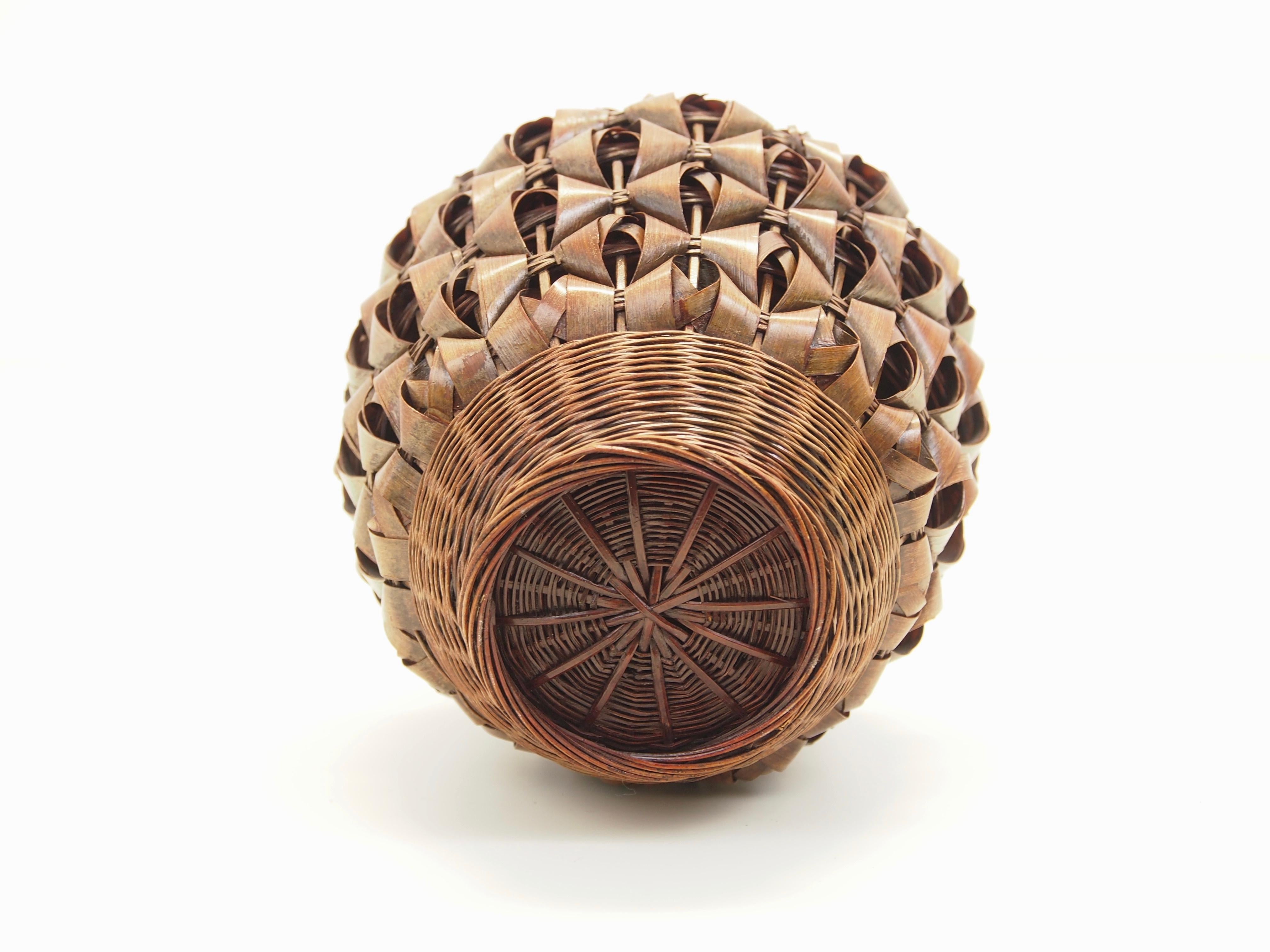 Japonisme Japanese Art Fine Woven Bamboo Split Basket with Lit For Sale