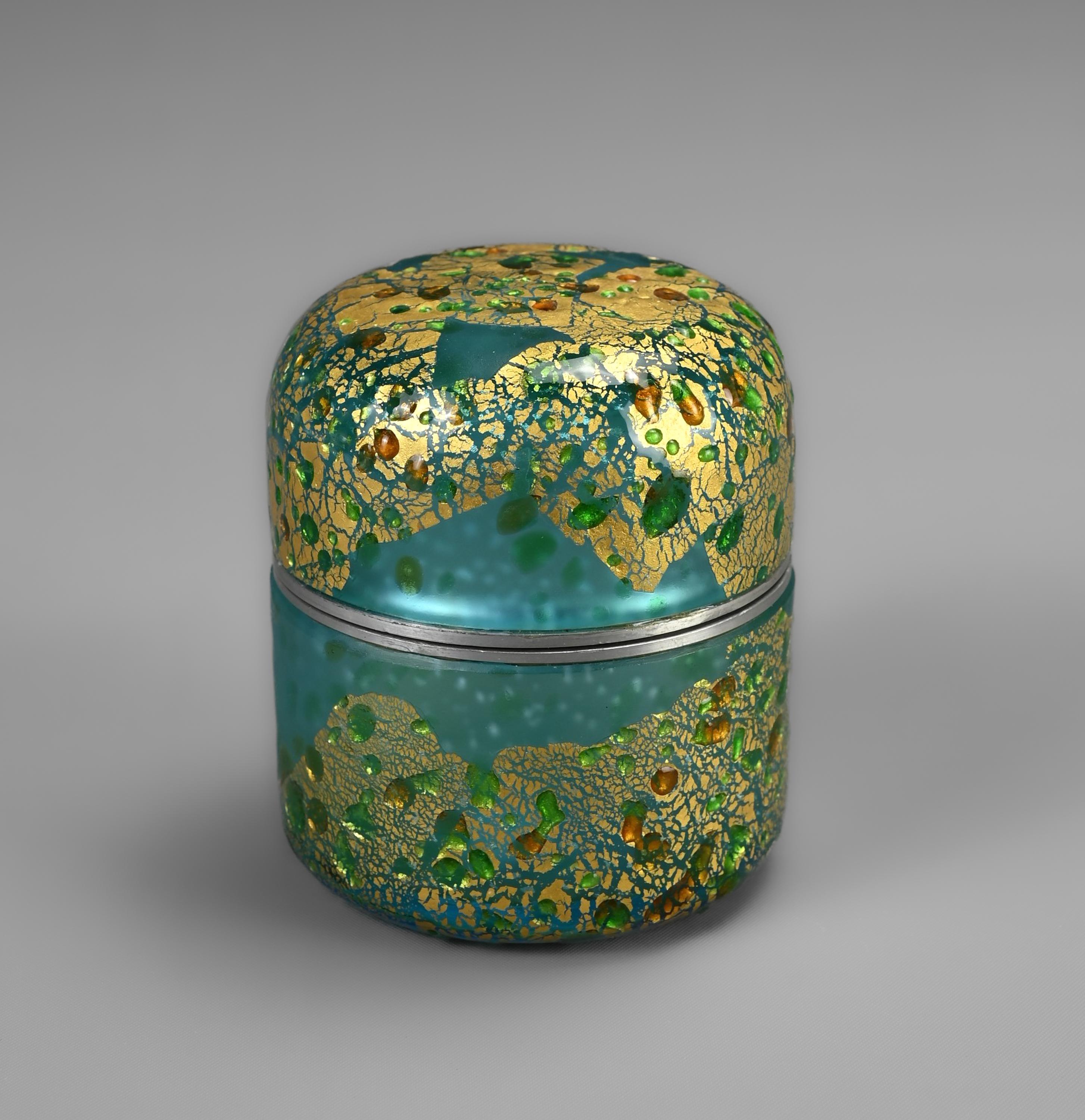 Japanese art glass Natsume tea caddy by Kuniaki Kuroki (b. 1945). - Heisei Period. Circa 2000.

One of Japan’s leading glass artists and pioneers. Kuniaki Kuroki is the recipient of numerous Japanese and international awards, and has exhibited his
