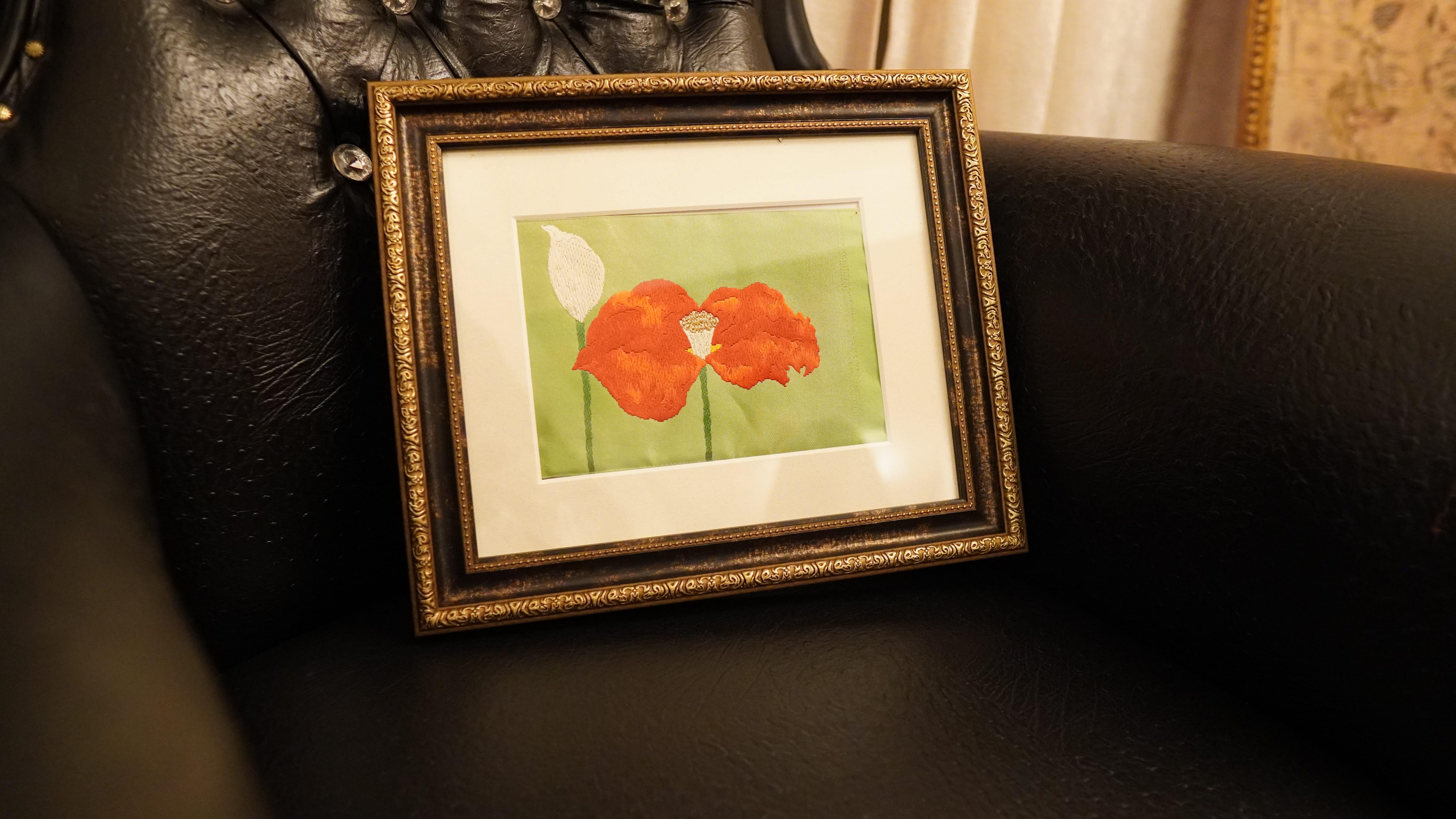 This work of art framed with a vintage Japanese kimono obi, is a striking piece of poppy flowers blooming beautifully amidst the bright greenery.

 Poppy flower is loved since ancient times under the name of “Hinageshi” in Japan. The red poppy