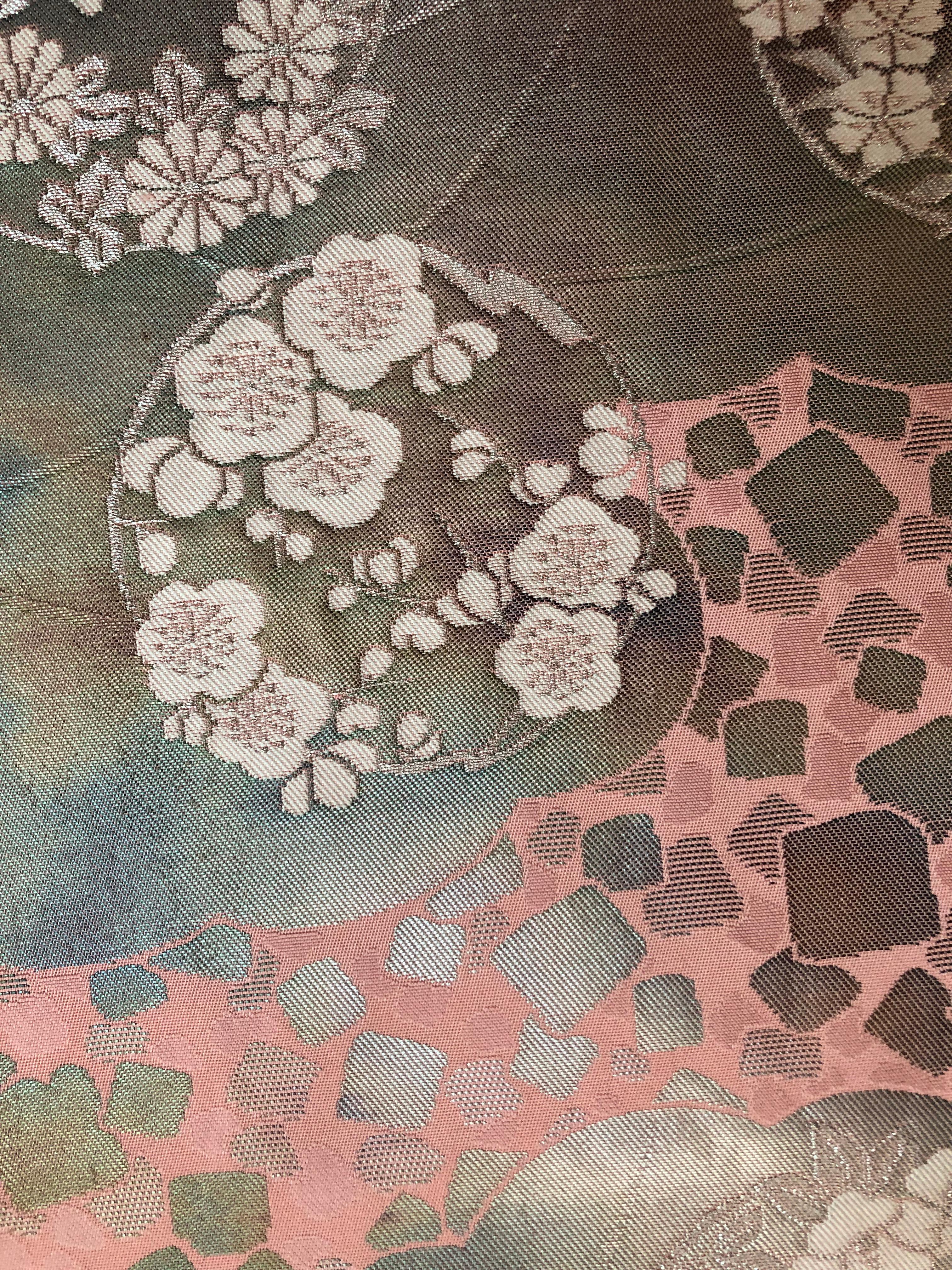 Japanische Kimono-Kunst von Kimono-Couture
Titel:Blumen der Saison

Diese japanische Kimono-Kunst ist ein einzigartiges Wandkunstwerk, das von japanischen Kunsthandwerkern in mühevoller Kleinarbeit hergestellt wird.
Die leuchtend rosa Farbe dieses