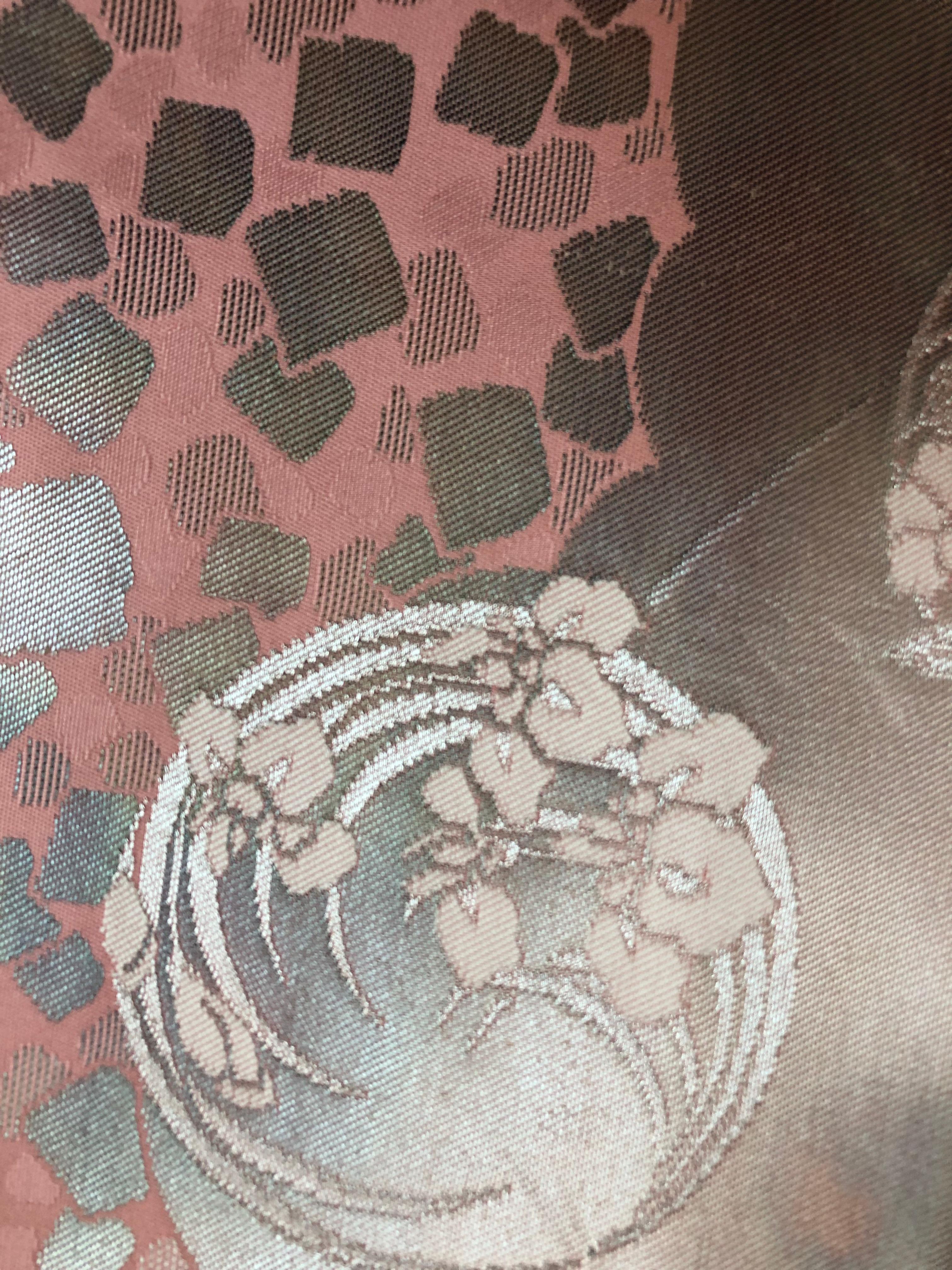 Japanische Kunst / Kimono-Kunst – Jahreszeitenblumen  im Angebot 1