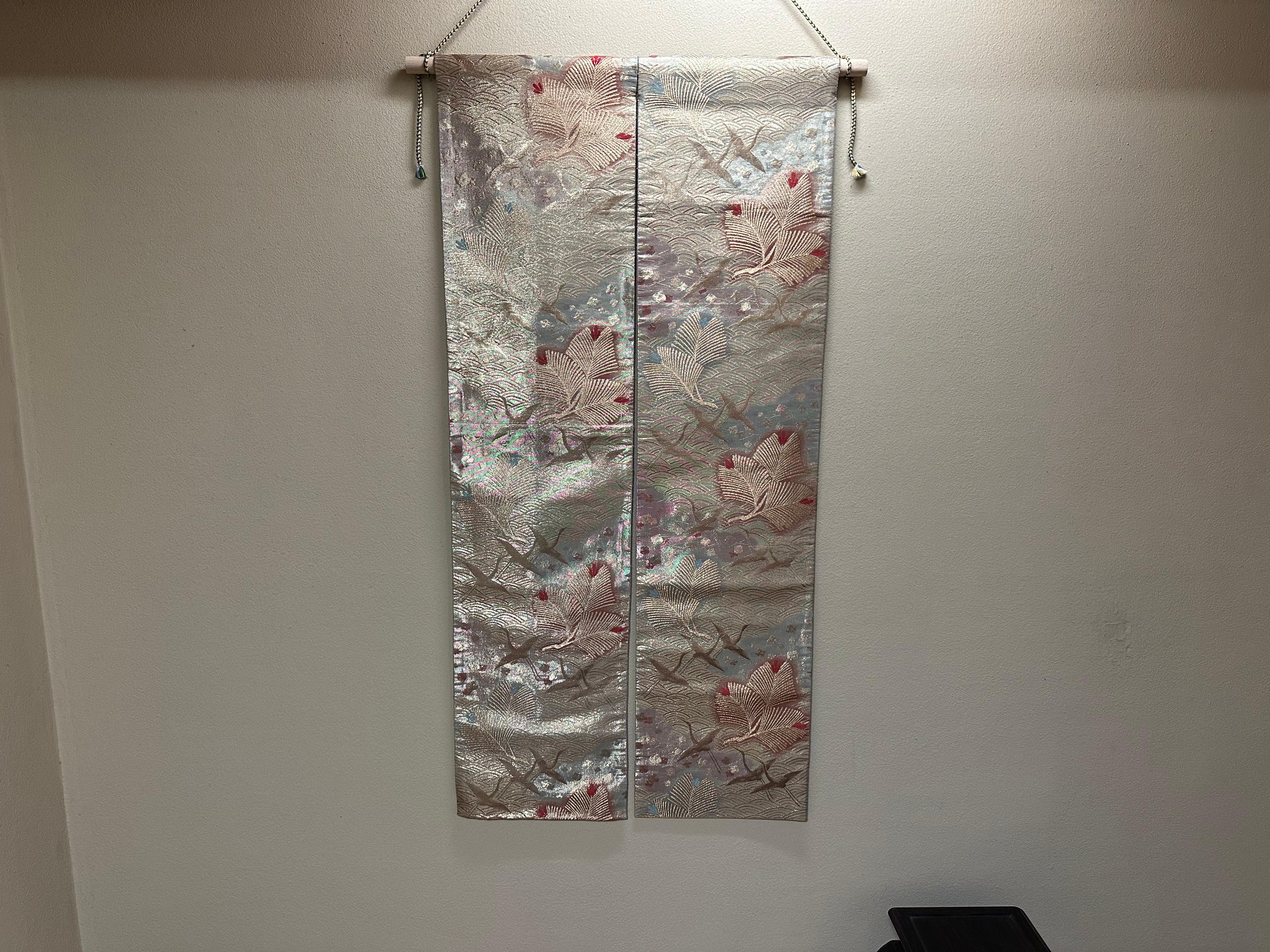 This is tapestry made of kimono obi, a traditional Japanese costume. Skilled Japanese craftsmen carefully process and create the product.

 We named this product 