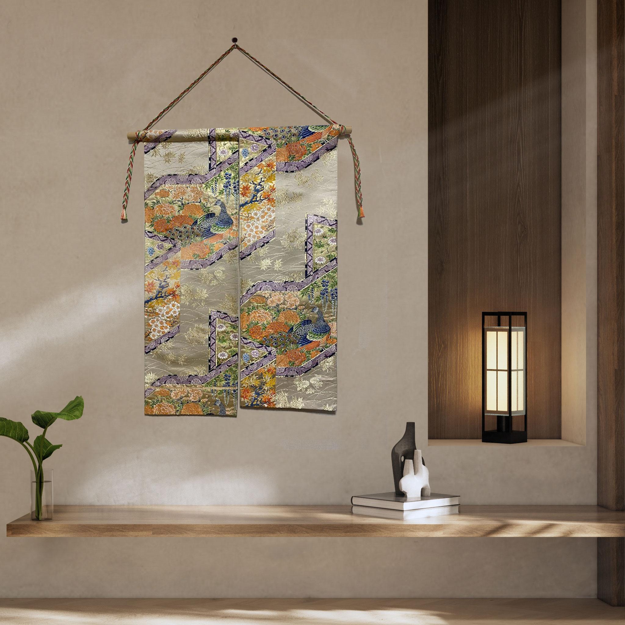 Cette tapisserie de kimono, soigneusement et minutieusement brodée par des artisans japonais, est unique au monde.

 Nous sommes fiers de présenter cette tapisserie, brodée de paons et de fleurs des Quatre Saisons sur un tissu de soie basé sur la