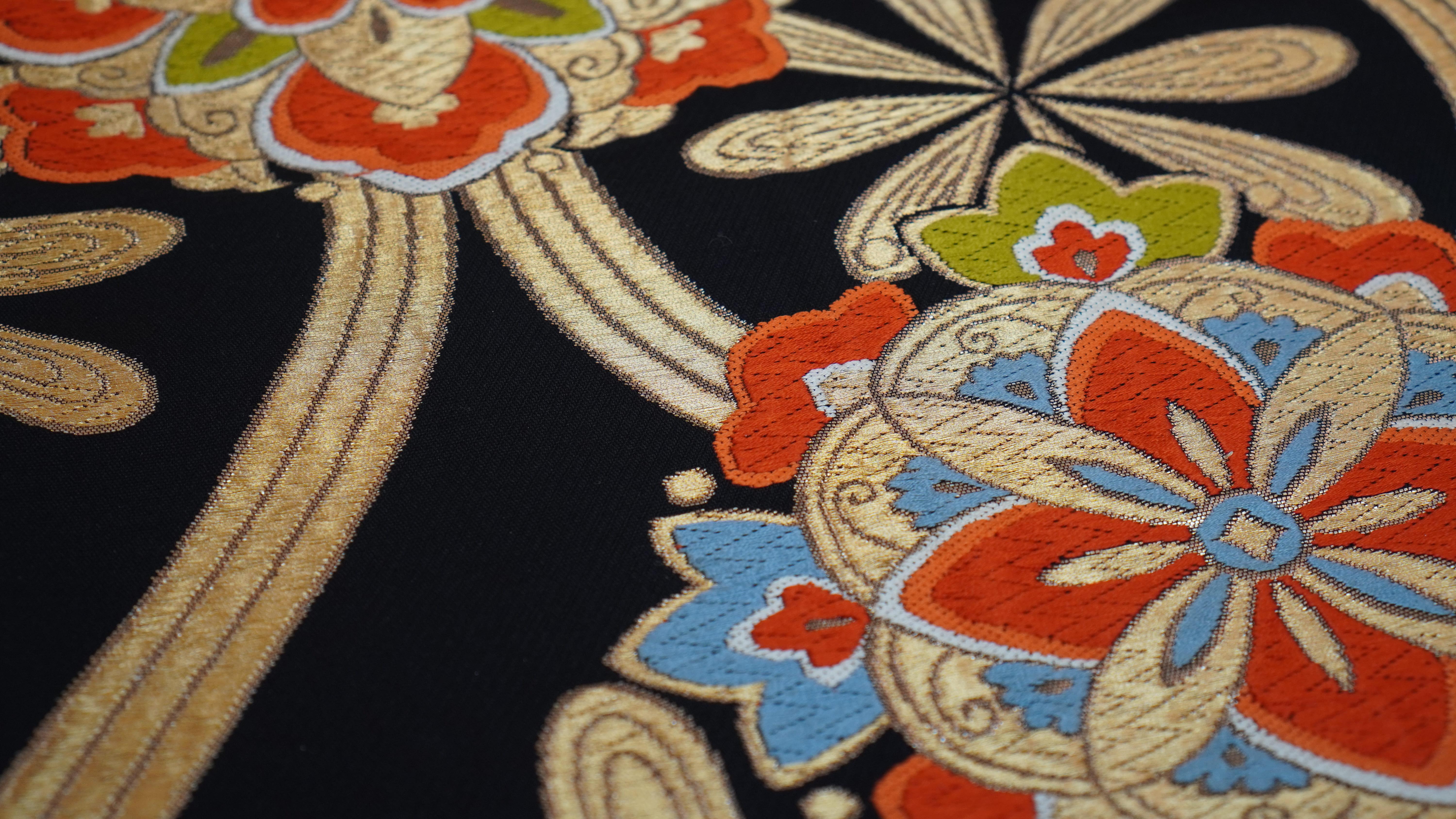 Dieses wunderbare Kunstwerk aus ehrwürdigem Kimono-Obi wird von erfahrenen japanischen Kunsthandwerkern nur für Sie hergestellt. 

 Die farbenfrohen floralen Muster und die geschwungenen, mit Goldfäden bestickten TATE WAKU genannten Muster machen