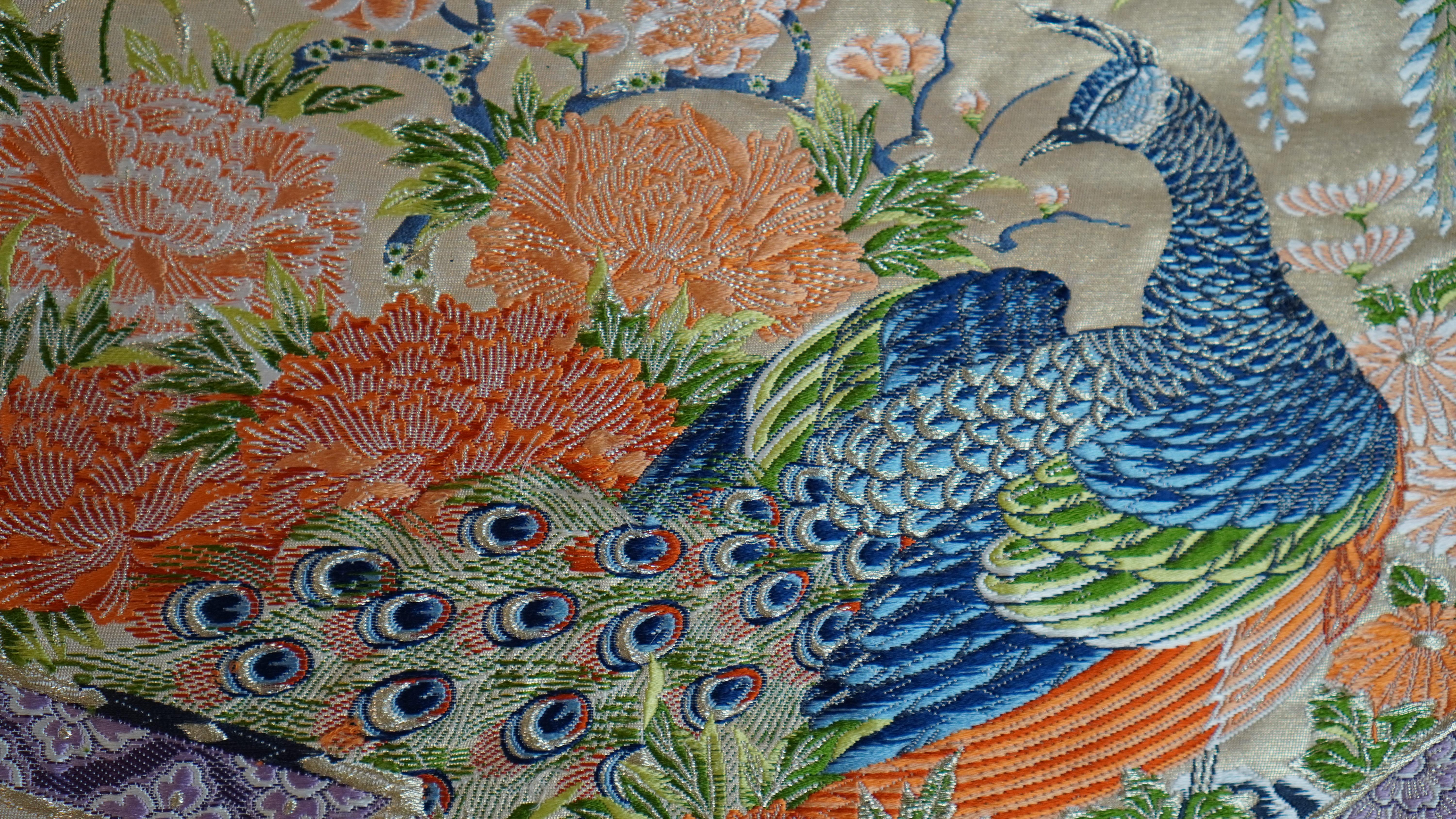 Cette œuvre d'art, soigneusement et minutieusement brodée par des artisans japonais, est unique au monde.

 Nous sommes fiers de présenter cette pièce, brodée de paons et de fleurs des quatre saisons sur un tissu de soie basé sur la couleur