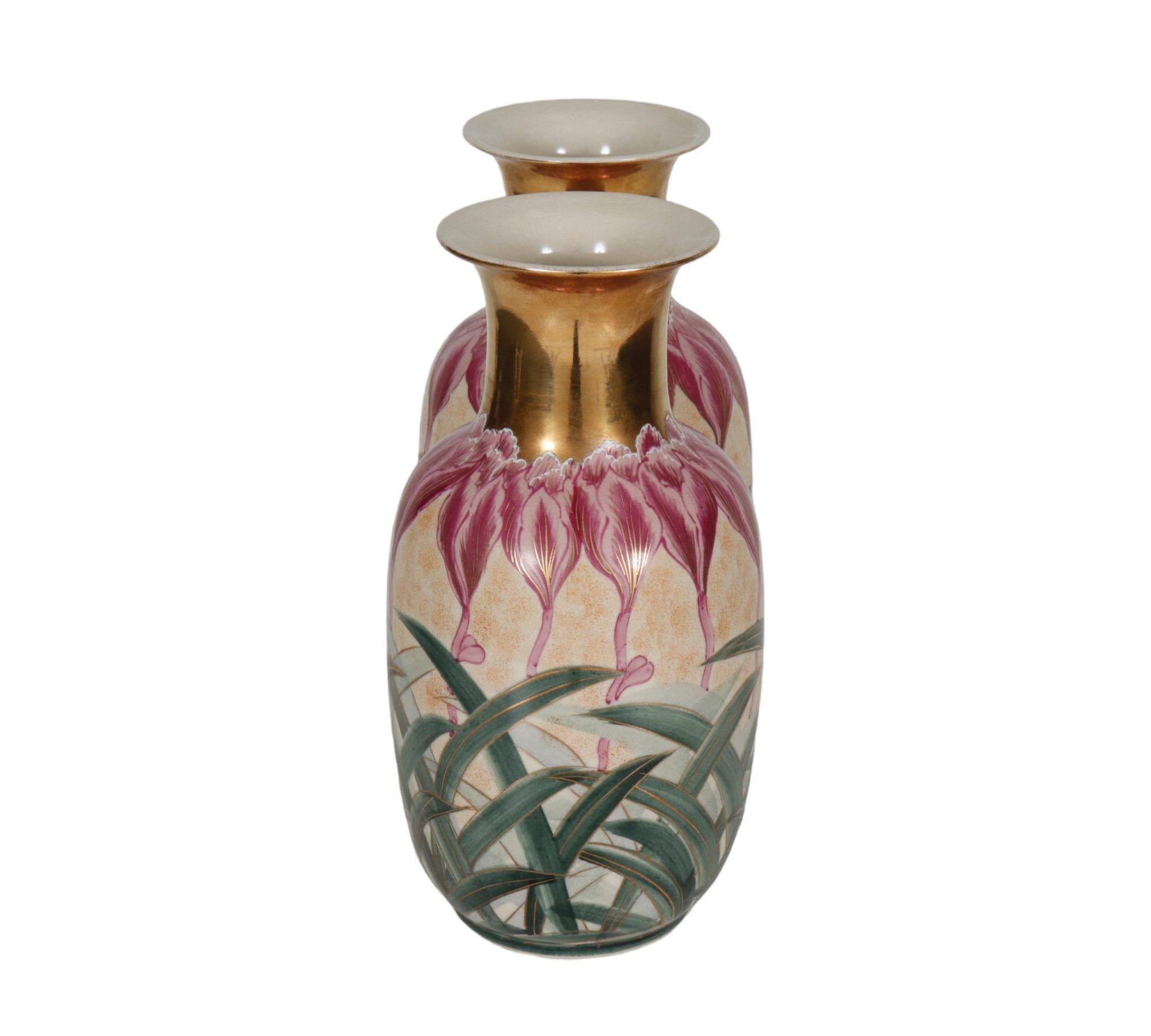 Ein Paar japanischer Keramikvasen, importiert von Toyo und mit dem Label Katuni/Satsuma versehen. Handbemalt im Jugendstil, mit grünen Grashalmen um den Sockel und rosa Krokussen mit weißer Spitze, die bis zu den Hälsen der Vasen reichen. Blumen und