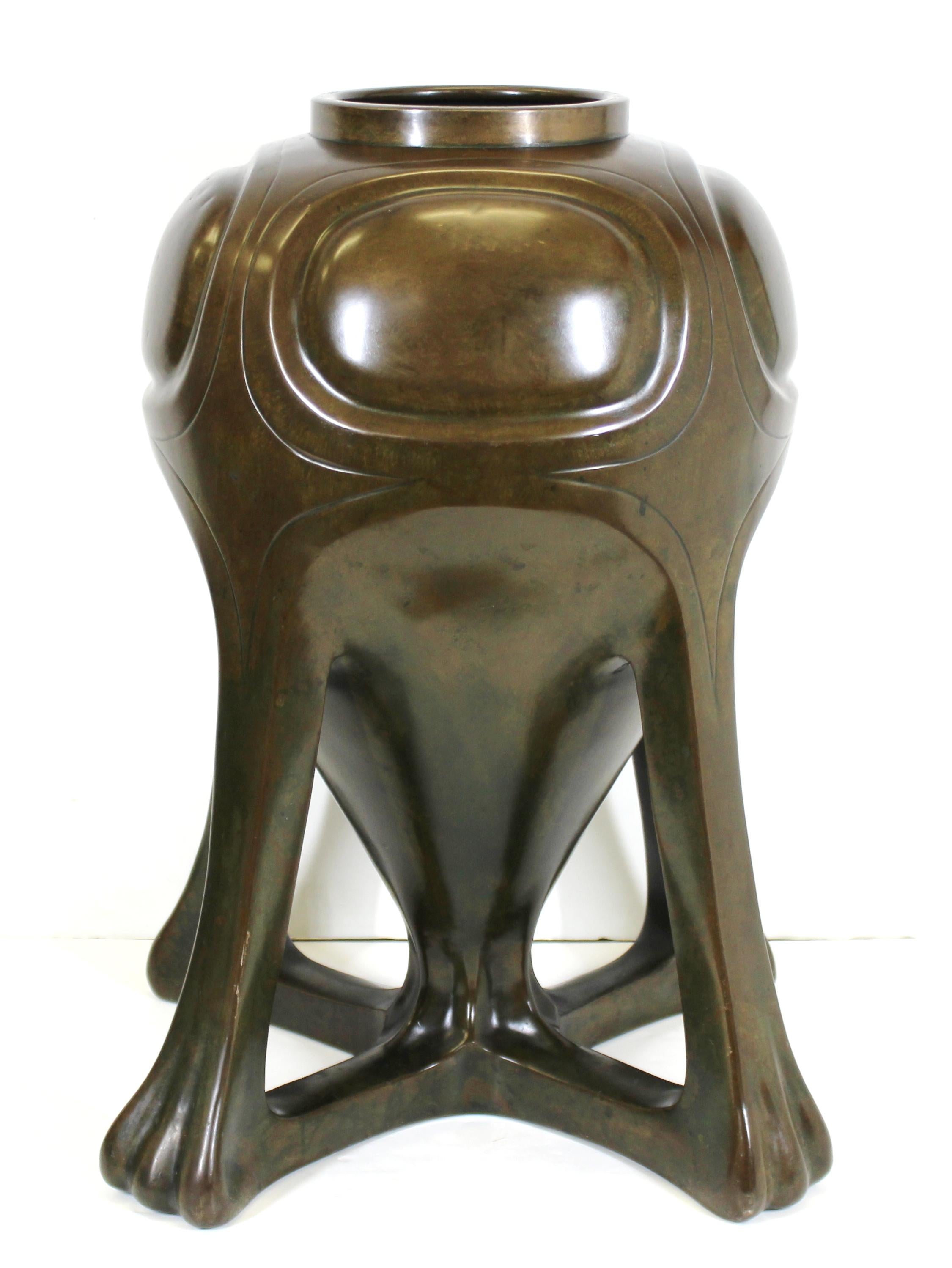 Japanese Art Nouveau Bronze Urn In Good Condition For Sale In New York, NY