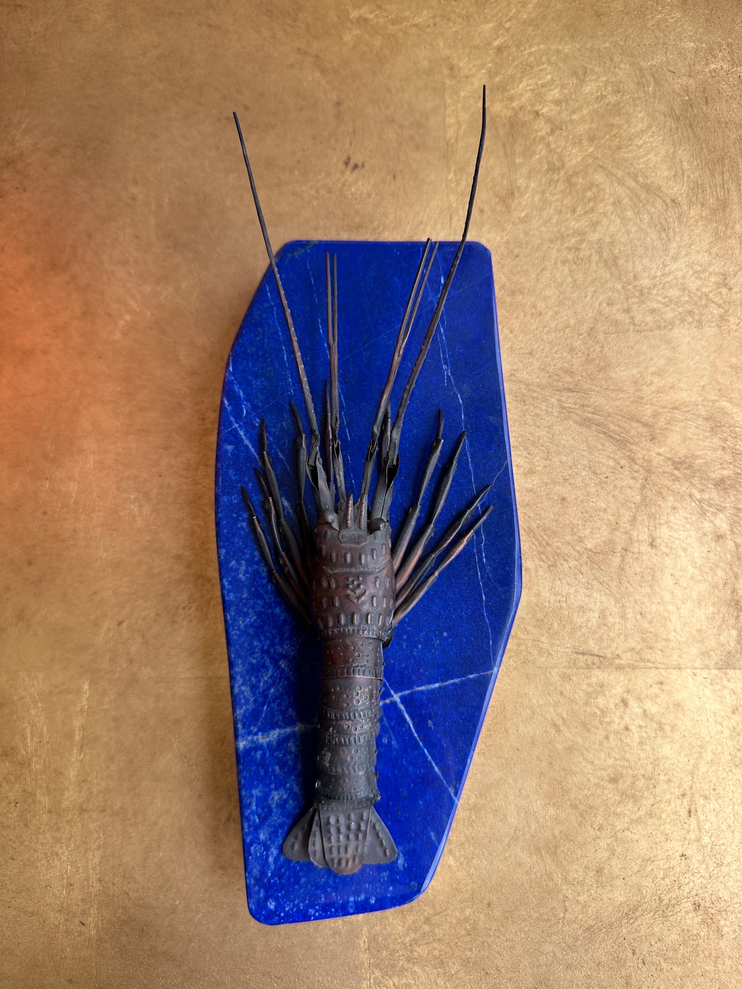 Sculpture japonaise de langouste articulée en cuivre sur un rocher de Lapis Lazuli. Toutes les parties du corps sont en état de fonctionnement et il ne manque aucune pièce. Peut être utilisé comme presse-papier ou accessoire de bureau décoratif.