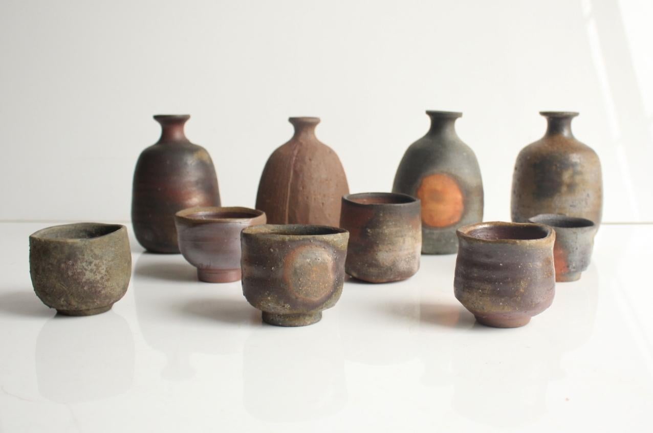 F13 Japanische Künstler Design Bizen ware 4 Sake Flaschen & 6 Sake Tassen im Angebot 6