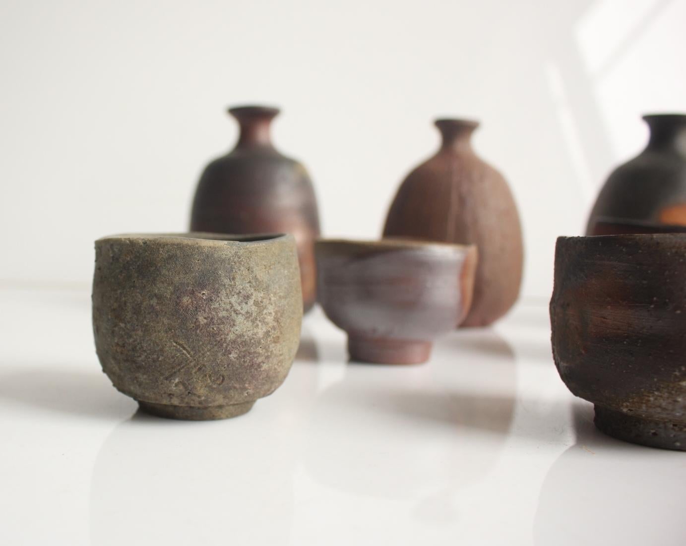 F13 Japanische Künstler Design Bizen ware 4 Sake Flaschen & 6 Sake Tassen im Angebot 7