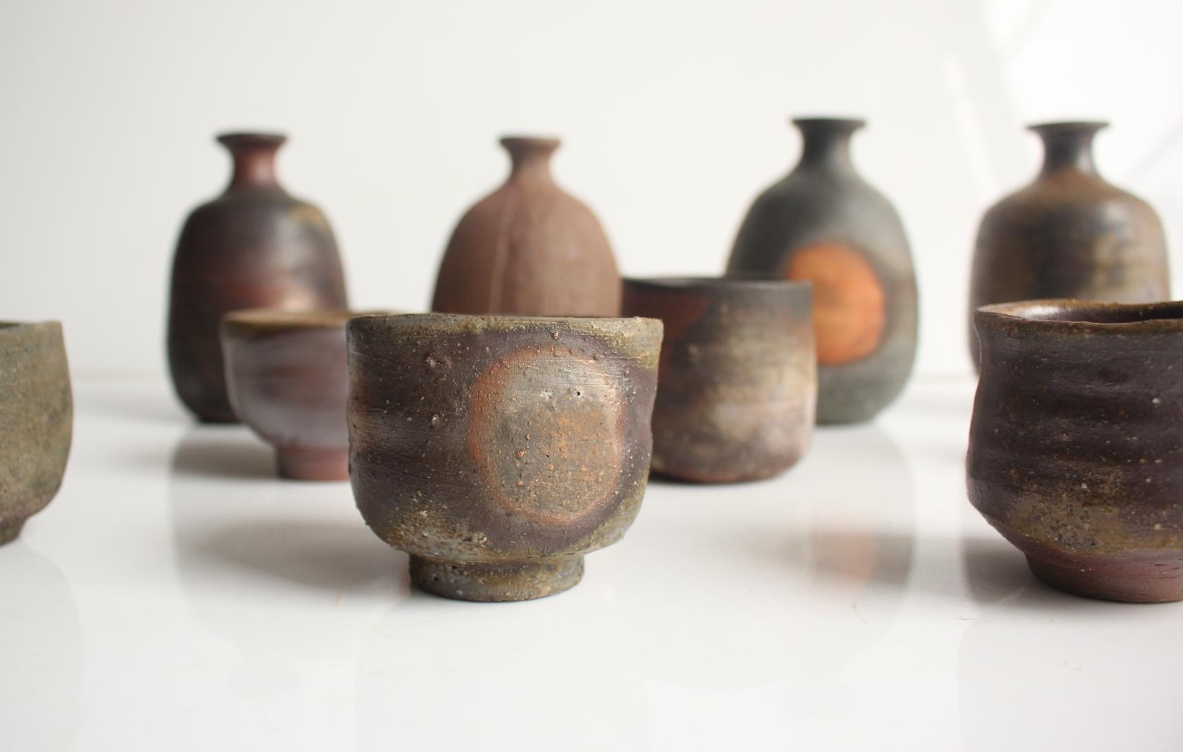 F13 Japanische Künstler Design Bizen ware 4 Sake Flaschen & 6 Sake Tassen im Angebot 8