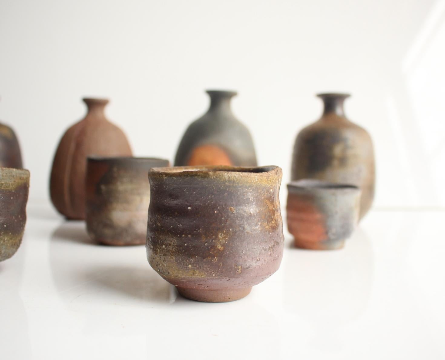 F13 Japanische Künstler Design Bizen ware 4 Sake Flaschen & 6 Sake Tassen im Angebot 9