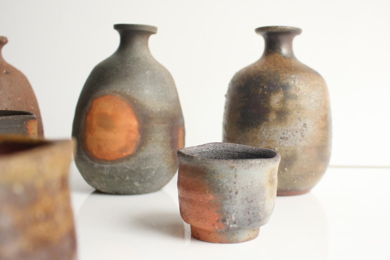 F13 Japanische Künstler Design Bizen ware 4 Sake Flaschen & 6 Sake Tassen im Angebot 10