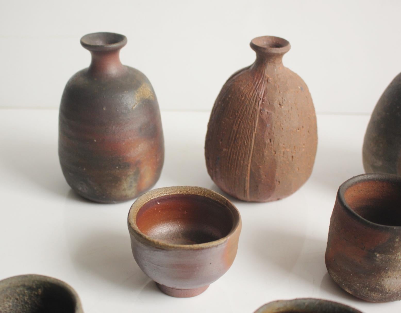 F13 Japanische Künstler Design Bizen ware 4 Sake Flaschen & 6 Sake Tassen im Angebot 11