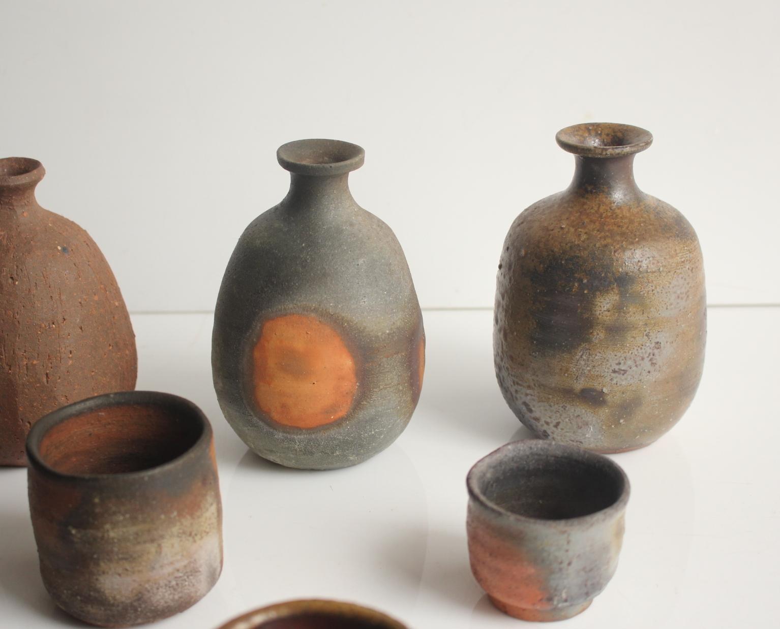 F13 Japanische Künstler Design Bizen ware 4 Sake Flaschen & 6 Sake Tassen im Angebot 12