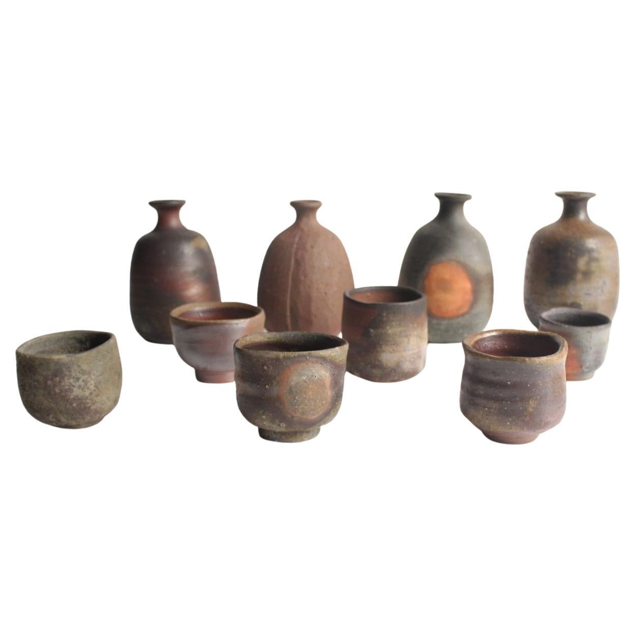F13 Japanische Künstler Design Bizen ware 4 Sake Flaschen 
6 Sake Tassen im Angebot