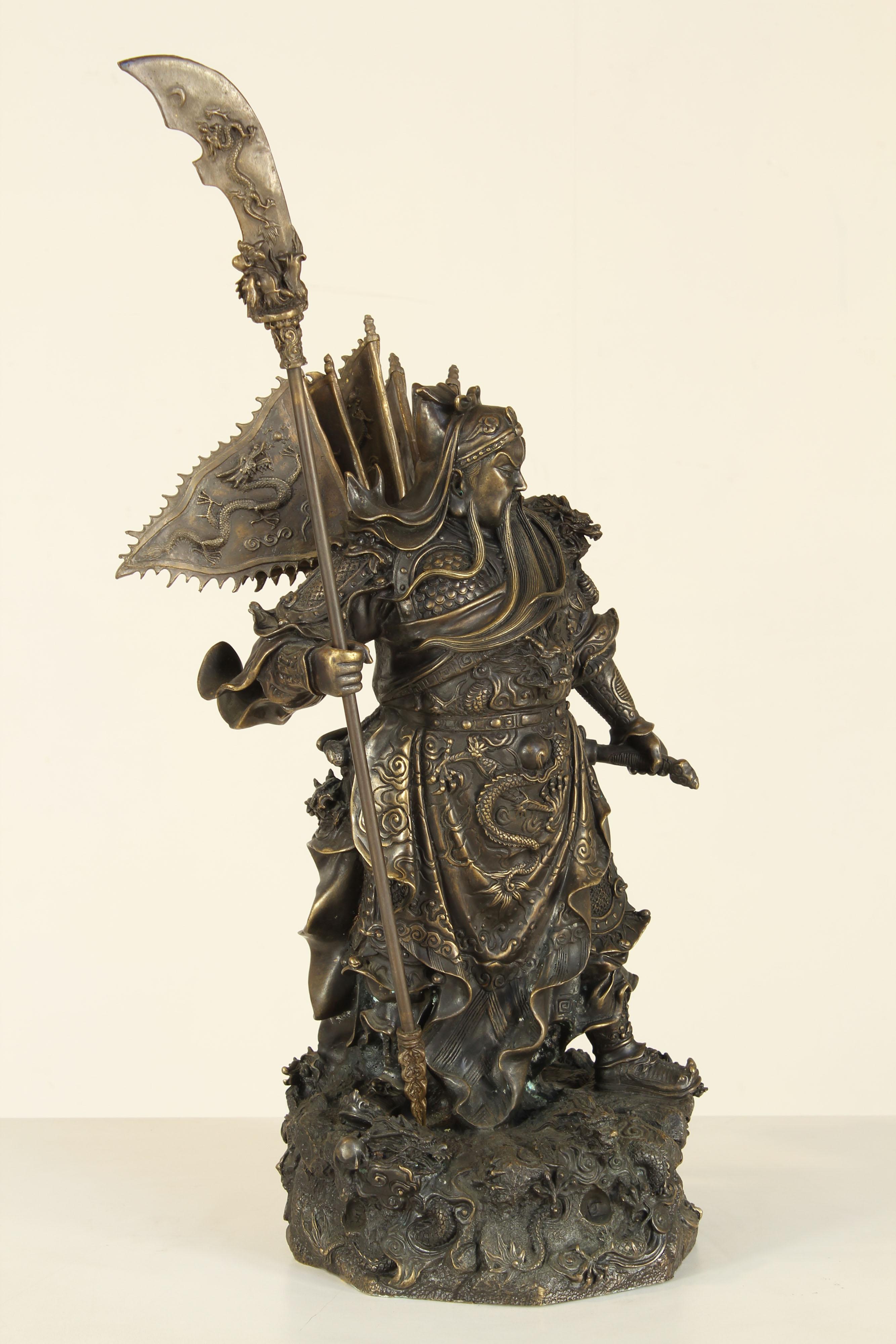 Imposing sculpture depicting God of war
High quality bronze material and was executed with incredible craftsmanship., finely chiseled.
Unknown author Japan circa 1950.
Packaging with bubble wrap and cardboard boxes is included. If the wooden