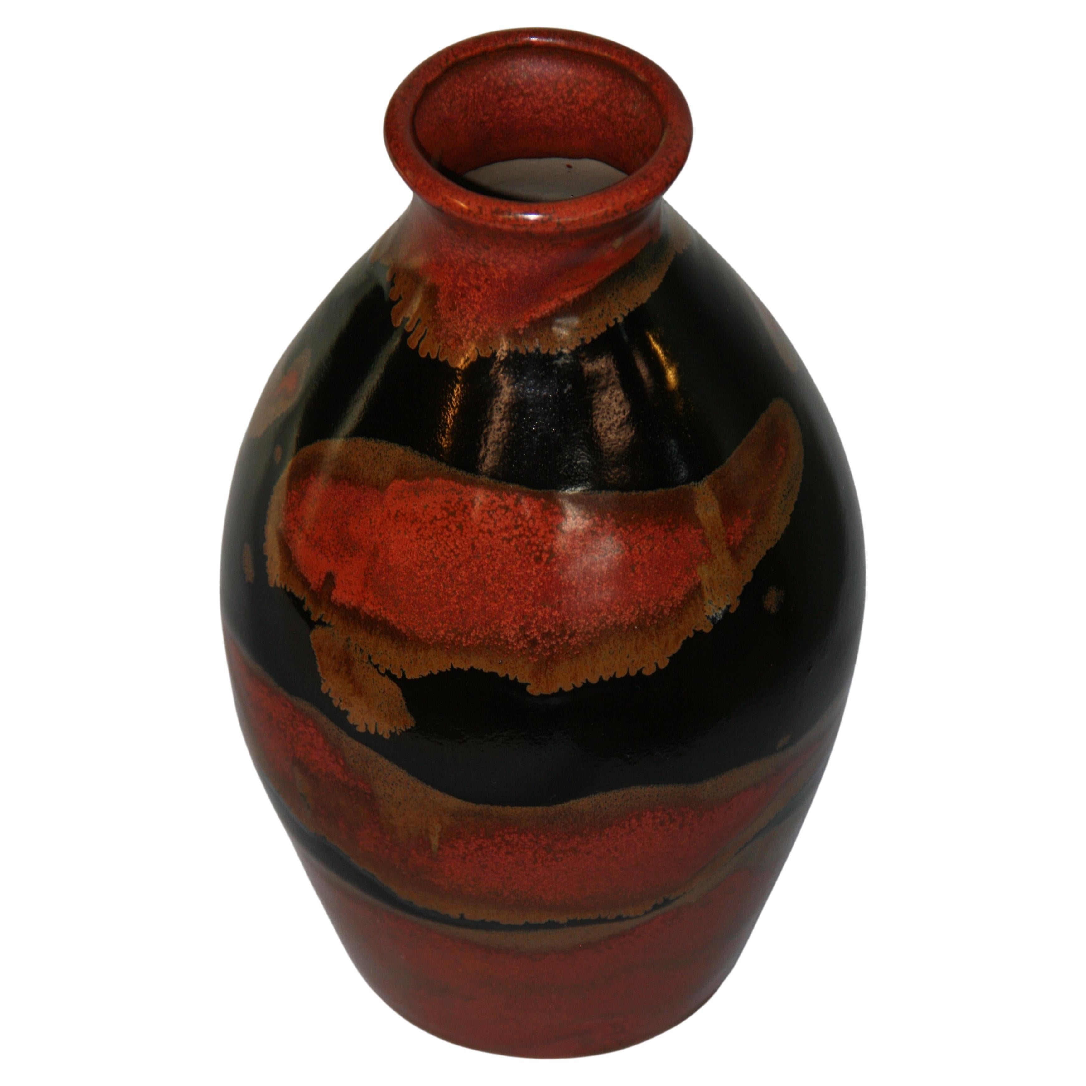 Vaso in ceramica smaltata realizzato da un artista giapponese