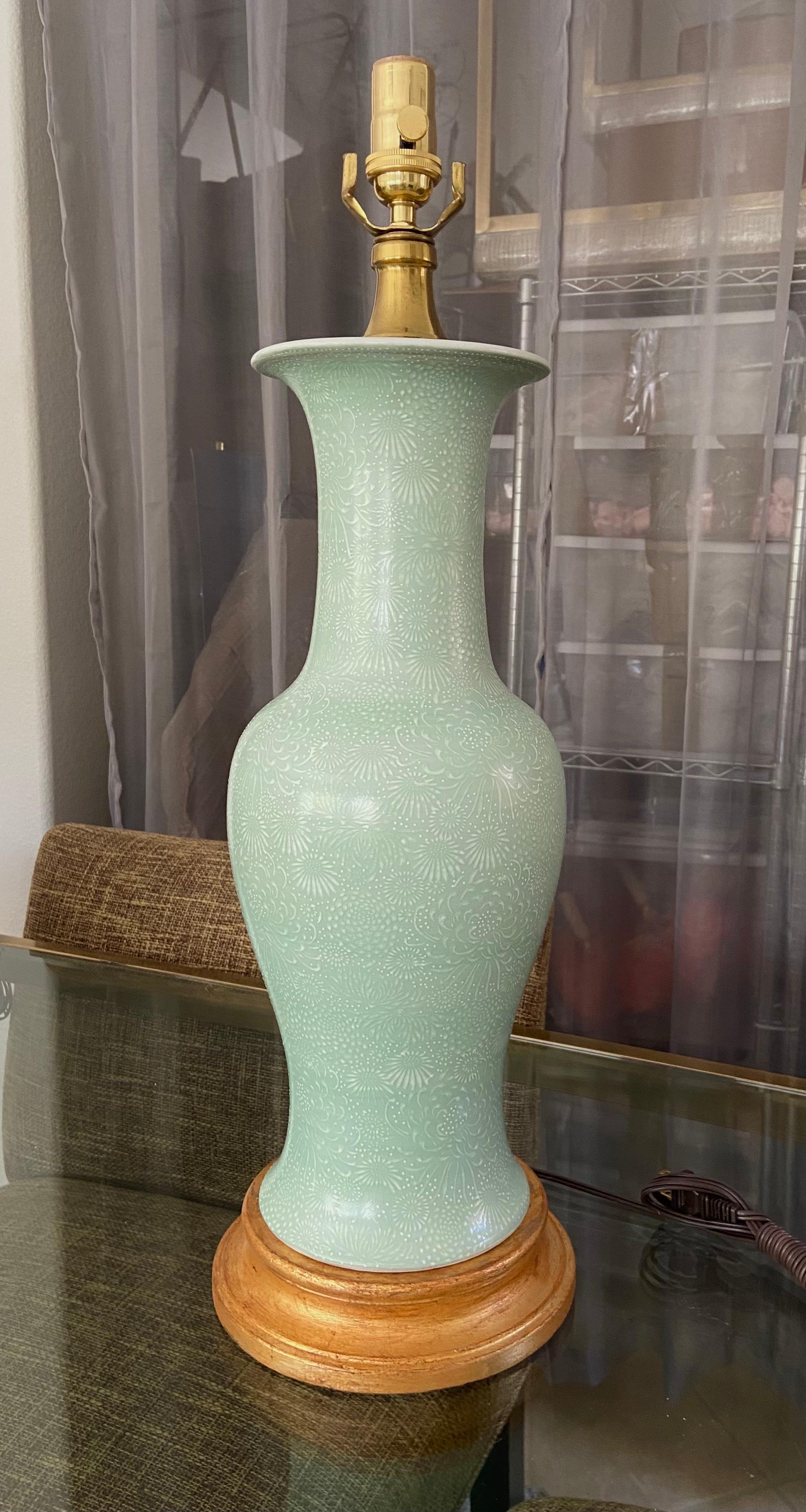 Japonais Lampe de bureau japonaise asiatique des années 1930 en porcelaine vert céladon en vente