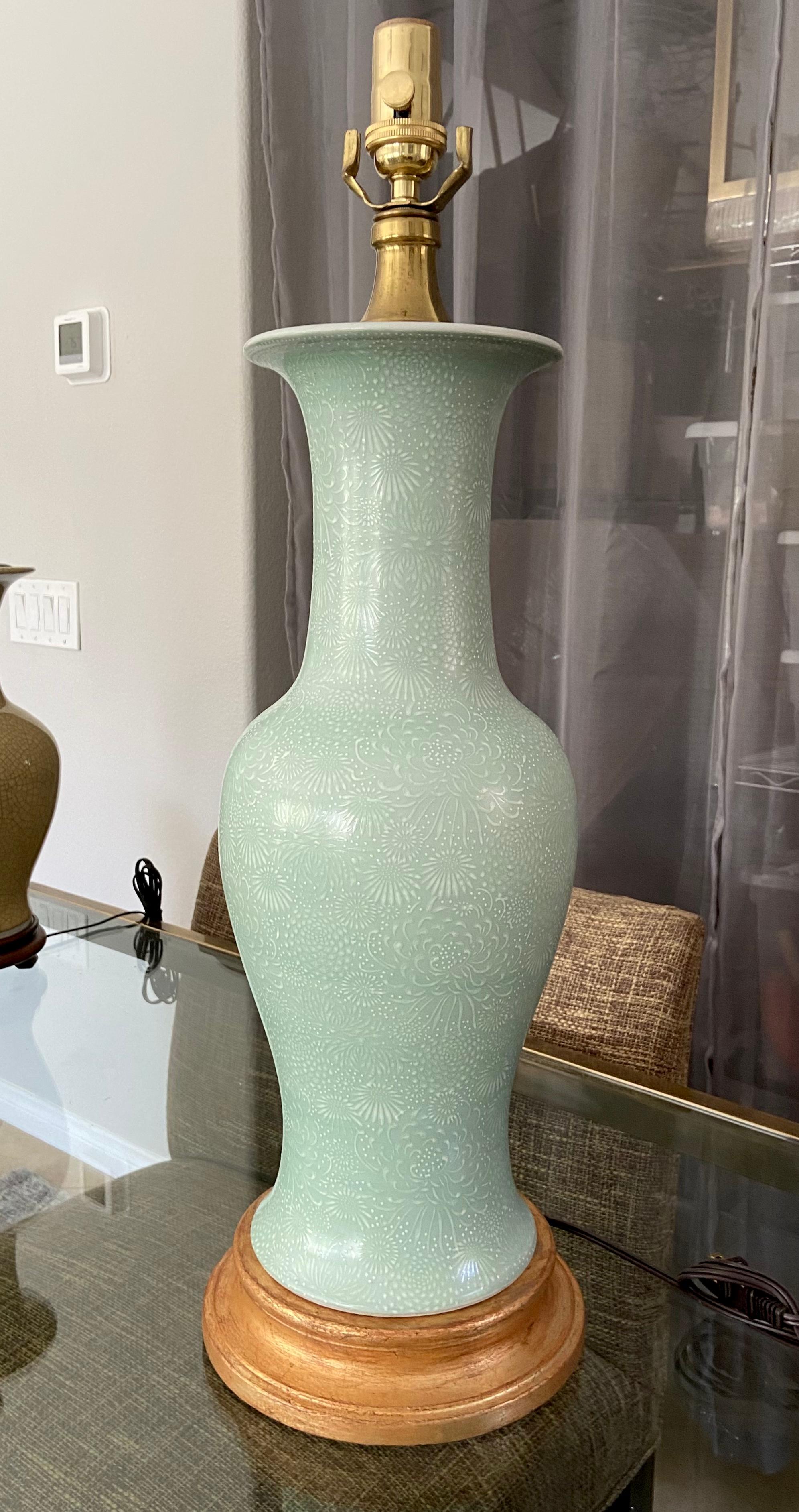 Lampe de bureau japonaise asiatique des années 1930 en porcelaine vert céladon Bon état - En vente à Palm Springs, CA