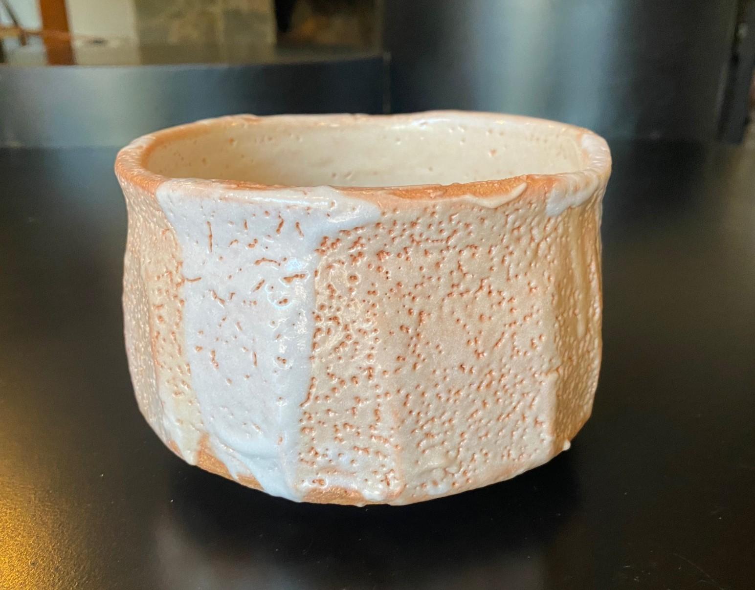 Eine schöne japanische Mingei Shino Ware (志野焼, Shino-Yaki) Keramik Chawan Teeschale für Teezeremonie, die eine prächtige Glasur mit wunderbaren subtilen Verschiebungen in Farbe, Muster und Textur aufweist. Shino-Yaki ist eine japanische Töpferware,