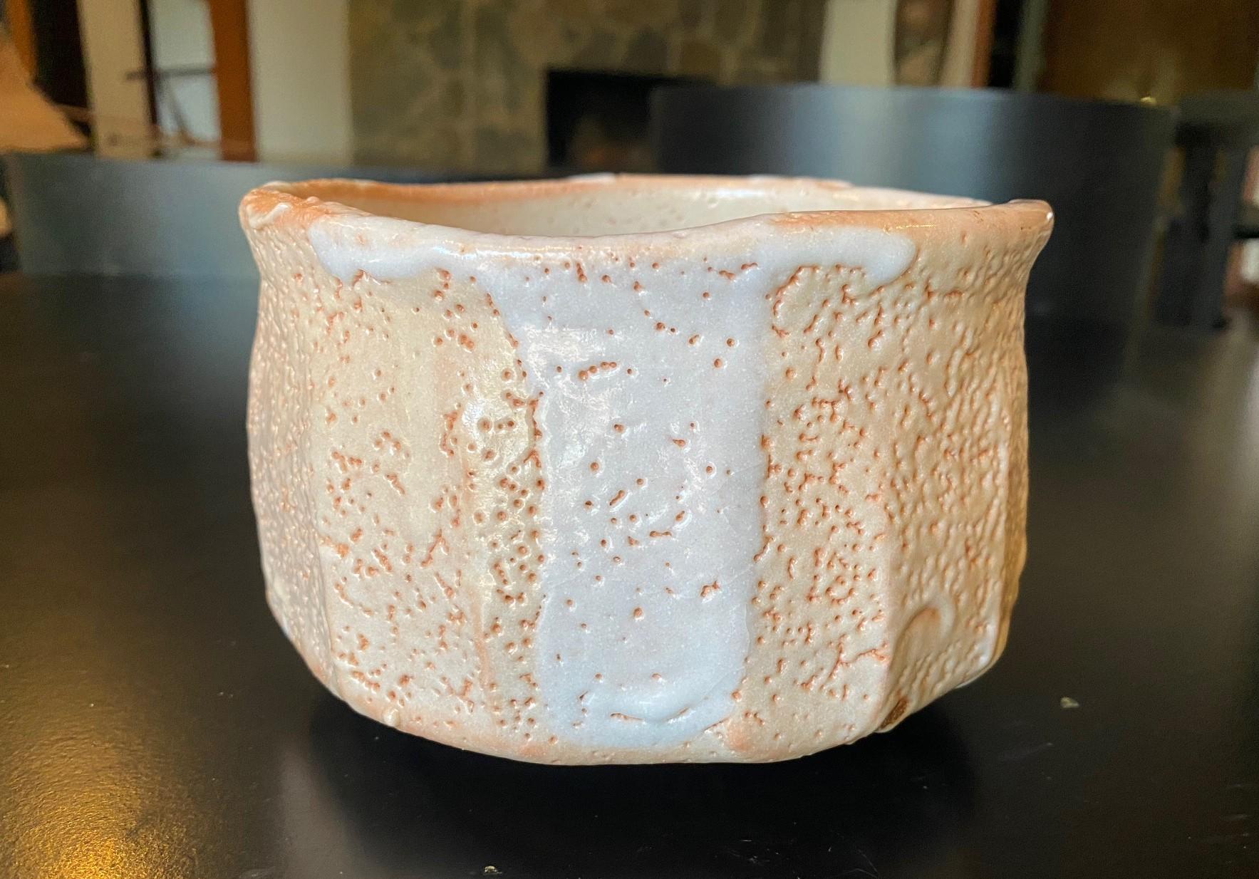 Japanische asiatische antike Shino Yaki Ware Studio Pottery Wabi-Sabi Chawan-Teeschale aus Japan (Showa) im Angebot