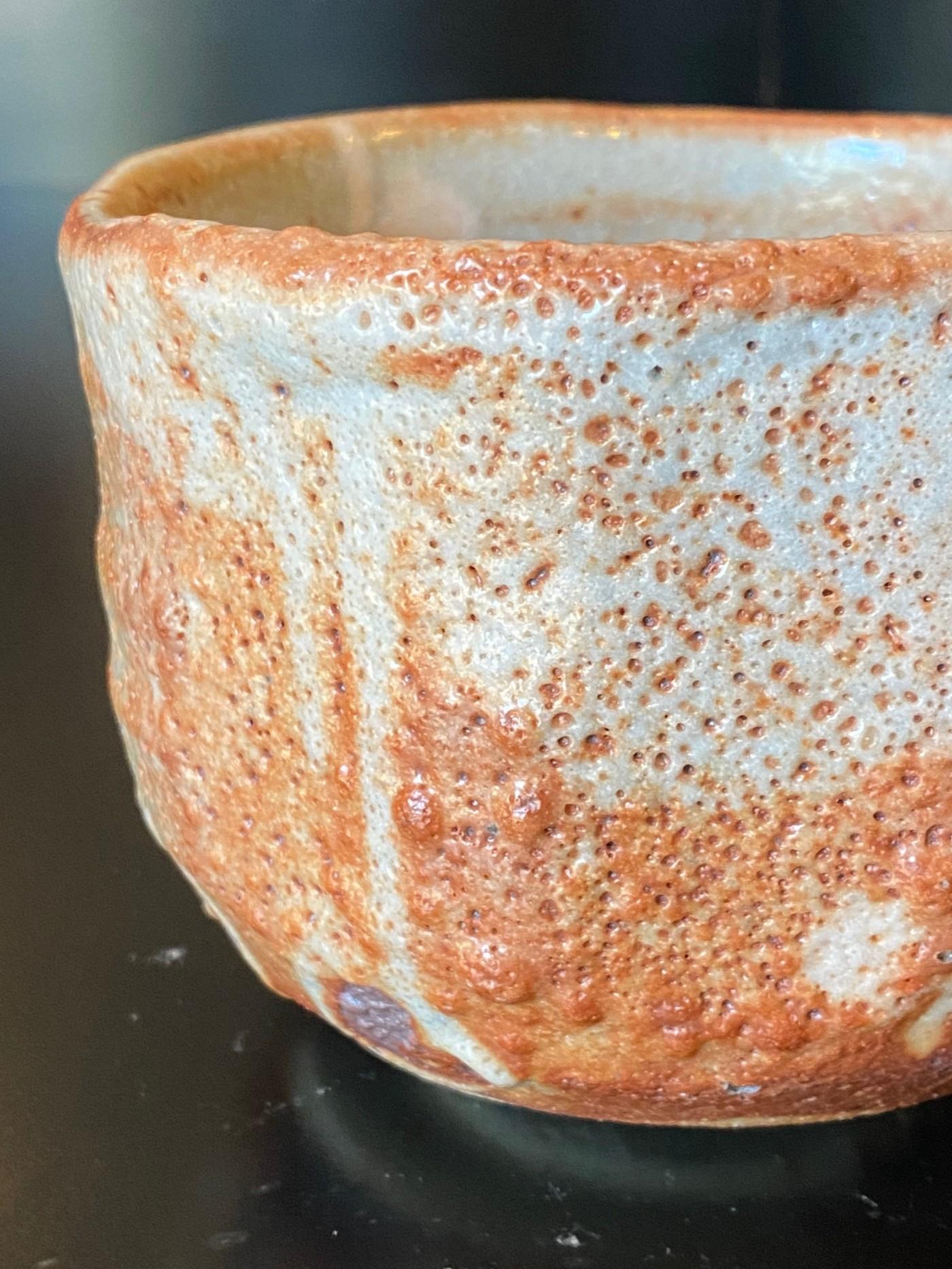Japanische asiatische antike Shino Yaki Ware Studio Pottery Wabi-Sabi Chawan-Teeschale aus Japan (Showa) im Angebot